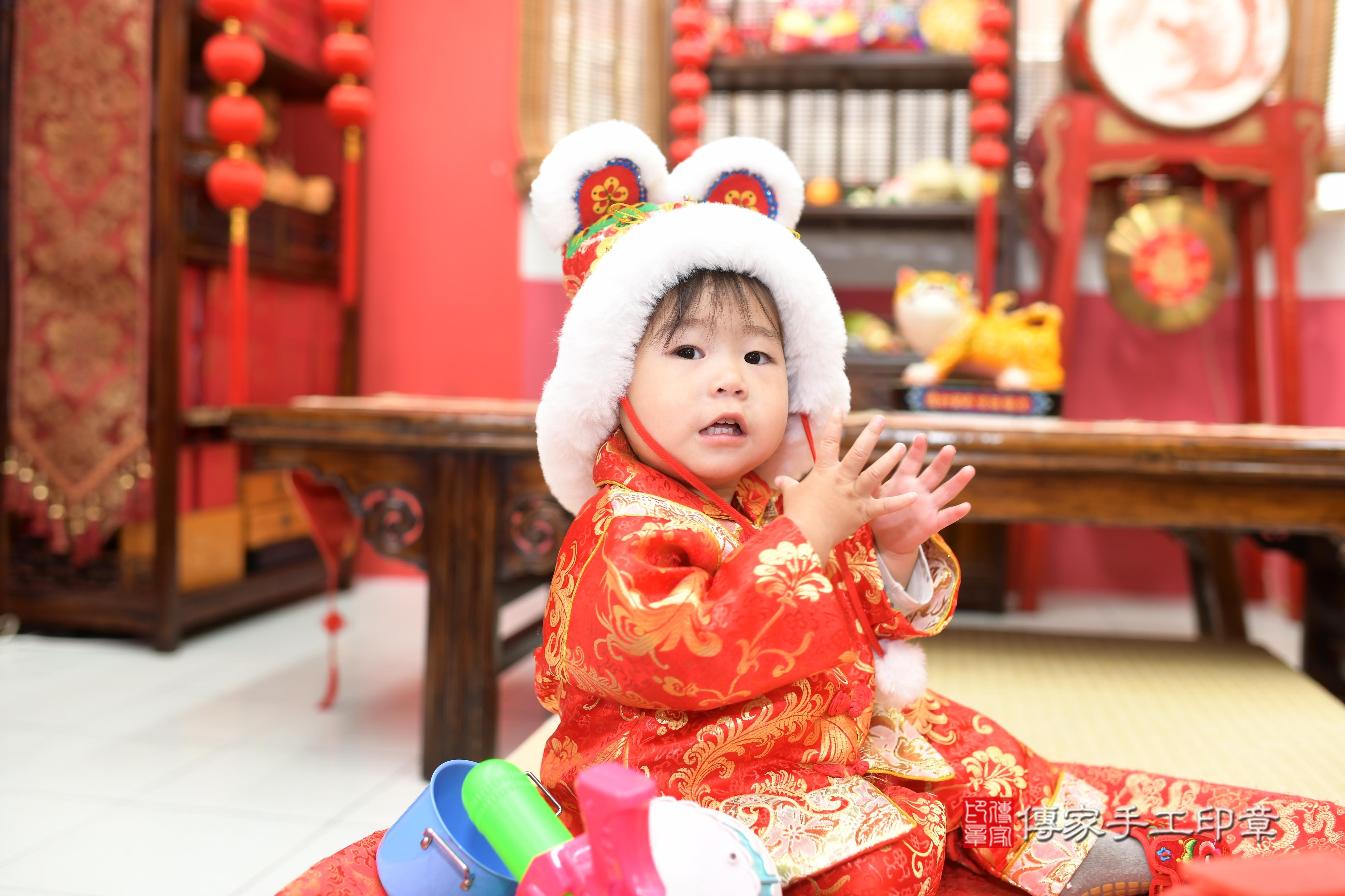 傳家手工印章高雄店、抓周、度脺、中國風會場、傳家嬰兒古禮、吉祥話、抓周道具物品24種、拍照。抓周證書。寶寶抓周、滿周歲、生日快樂、祝福