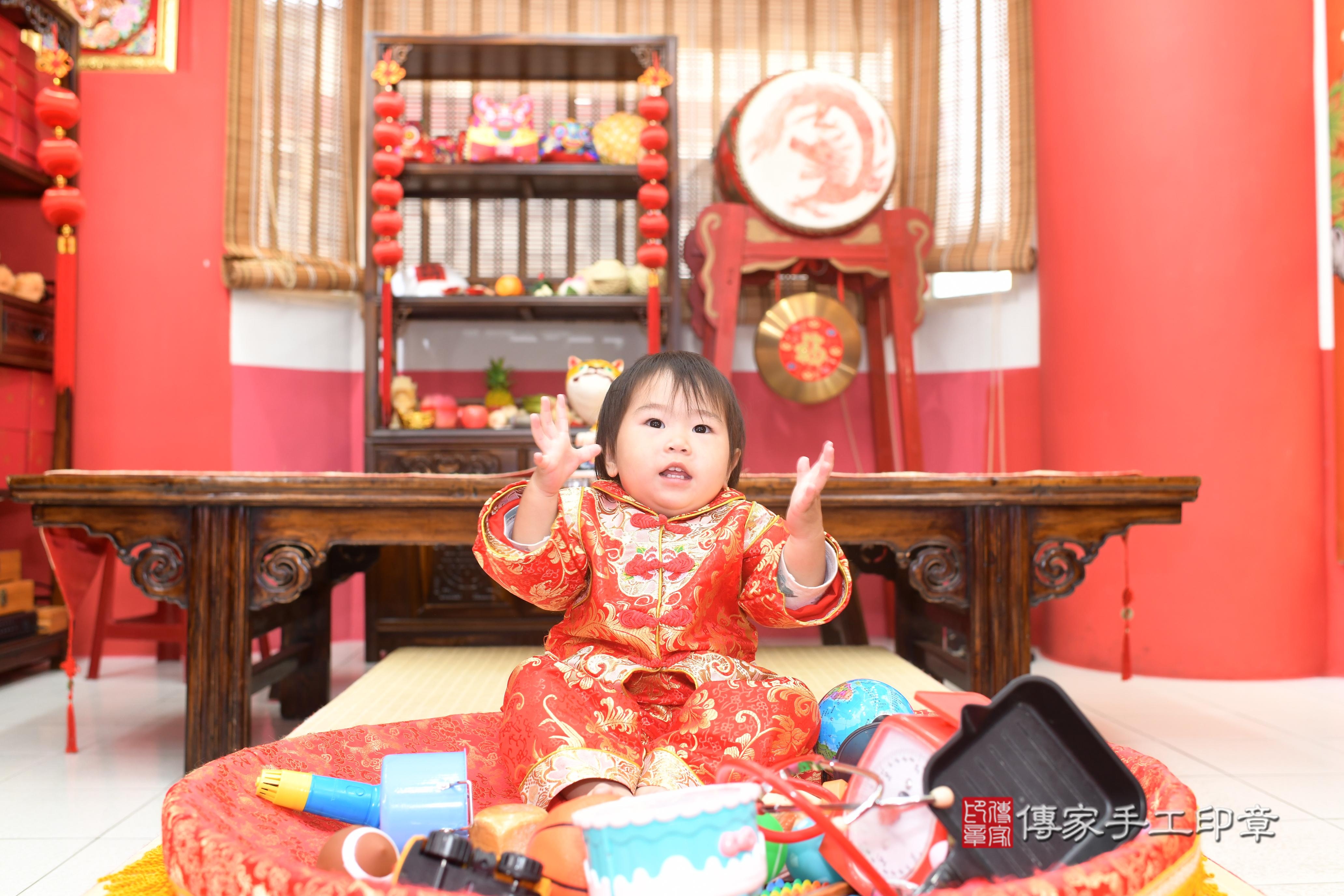 傳家手工印章高雄店、抓周、度脺、中國風會場、傳家嬰兒古禮、吉祥話、抓周道具物品24種、拍照。抓周證書。寶寶抓周、滿周歲、生日快樂、祝福