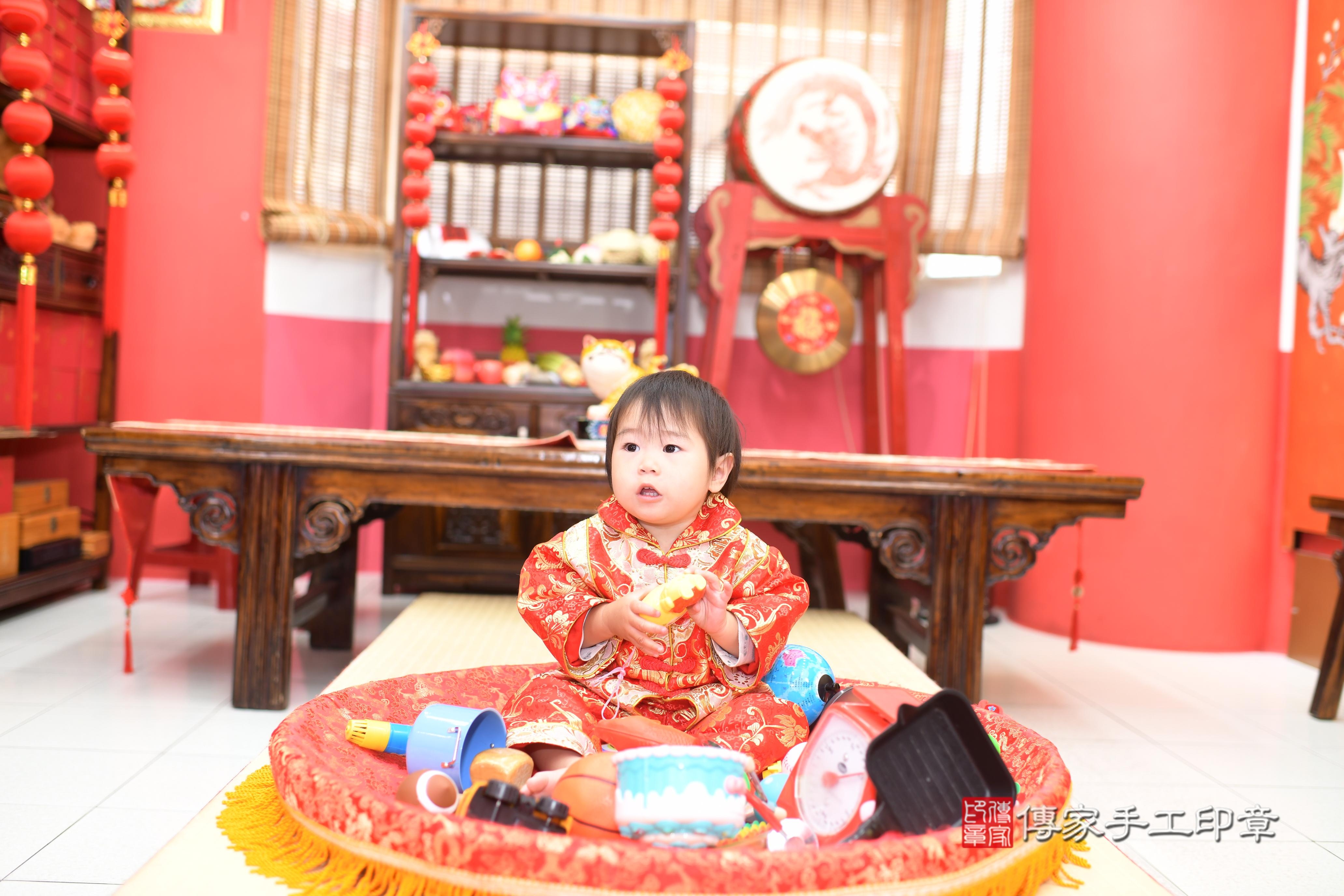 傳家手工印章高雄店、抓周、度脺、中國風會場、傳家嬰兒古禮、吉祥話、抓周道具物品24種、拍照。抓周證書。寶寶抓周、滿周歲、生日快樂、祝福