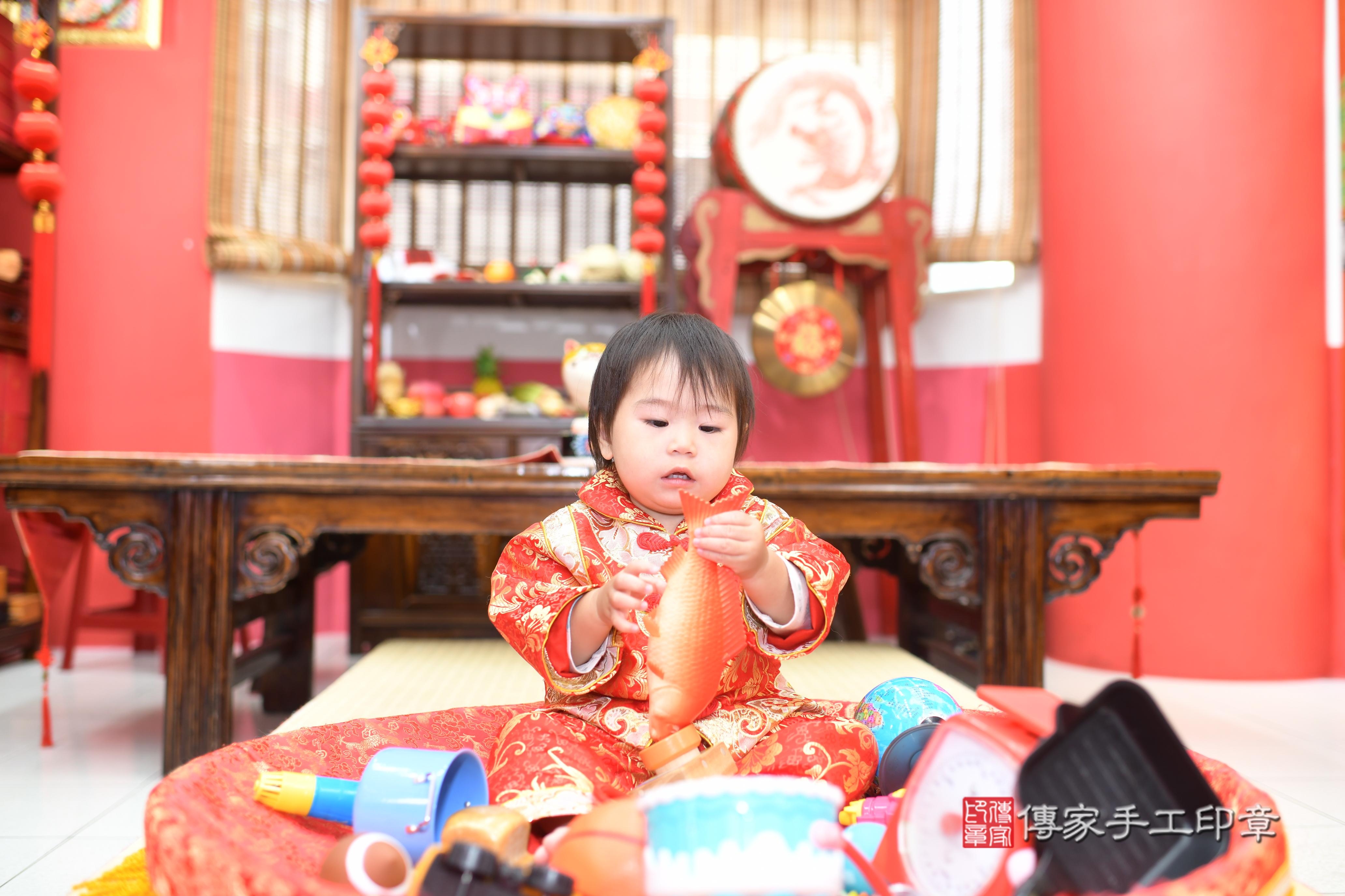 傳家手工印章高雄店、抓周、度脺、中國風會場、傳家嬰兒古禮、吉祥話、抓周道具物品24種、拍照。抓周證書。寶寶抓周、滿周歲、生日快樂、祝福