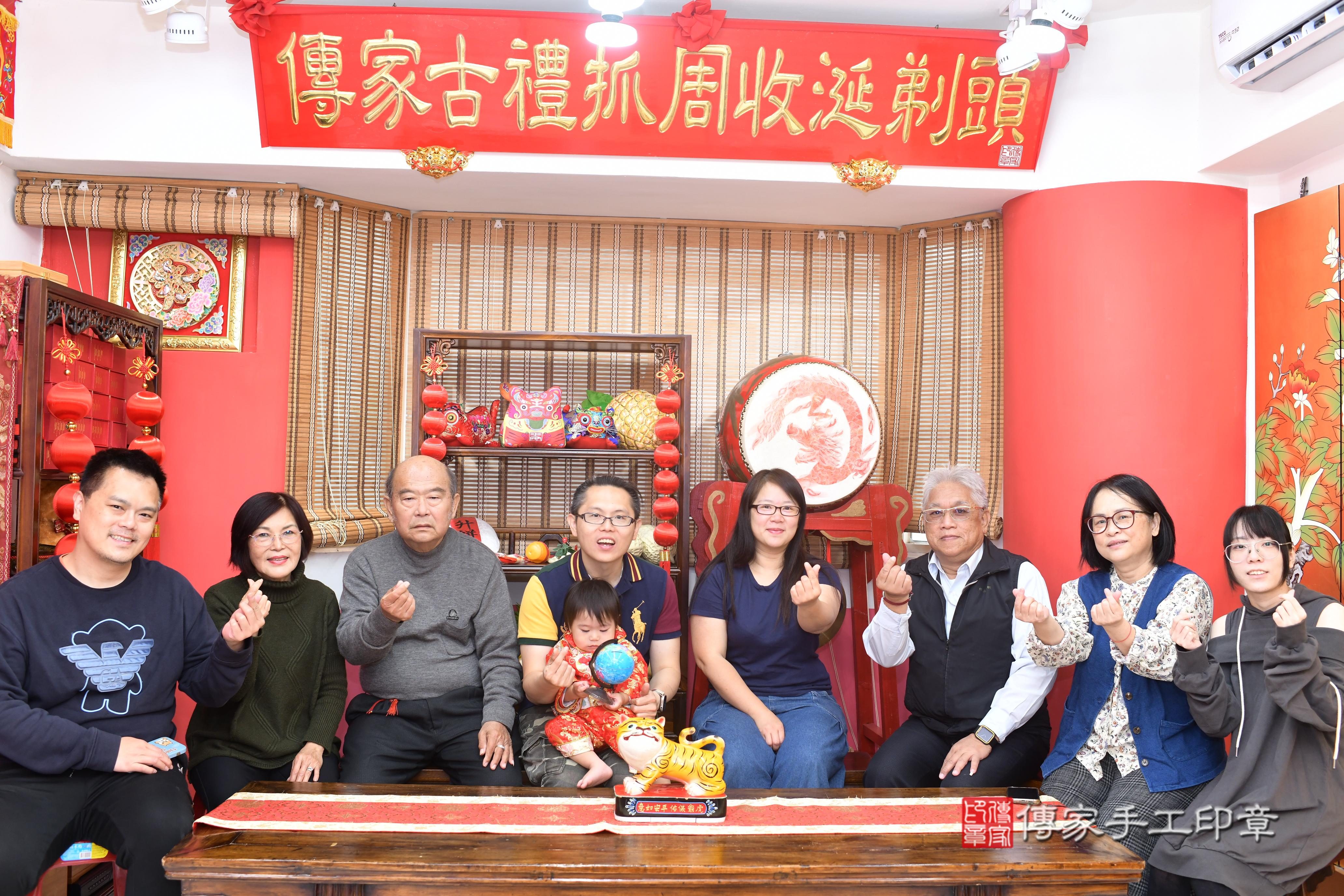 傳家手工印章高雄店、抓周、度脺、中國風會場、傳家嬰兒古禮、吉祥話、抓周道具物品24種、拍照。抓周證書。寶寶抓周、滿周歲、生日快樂、祝福