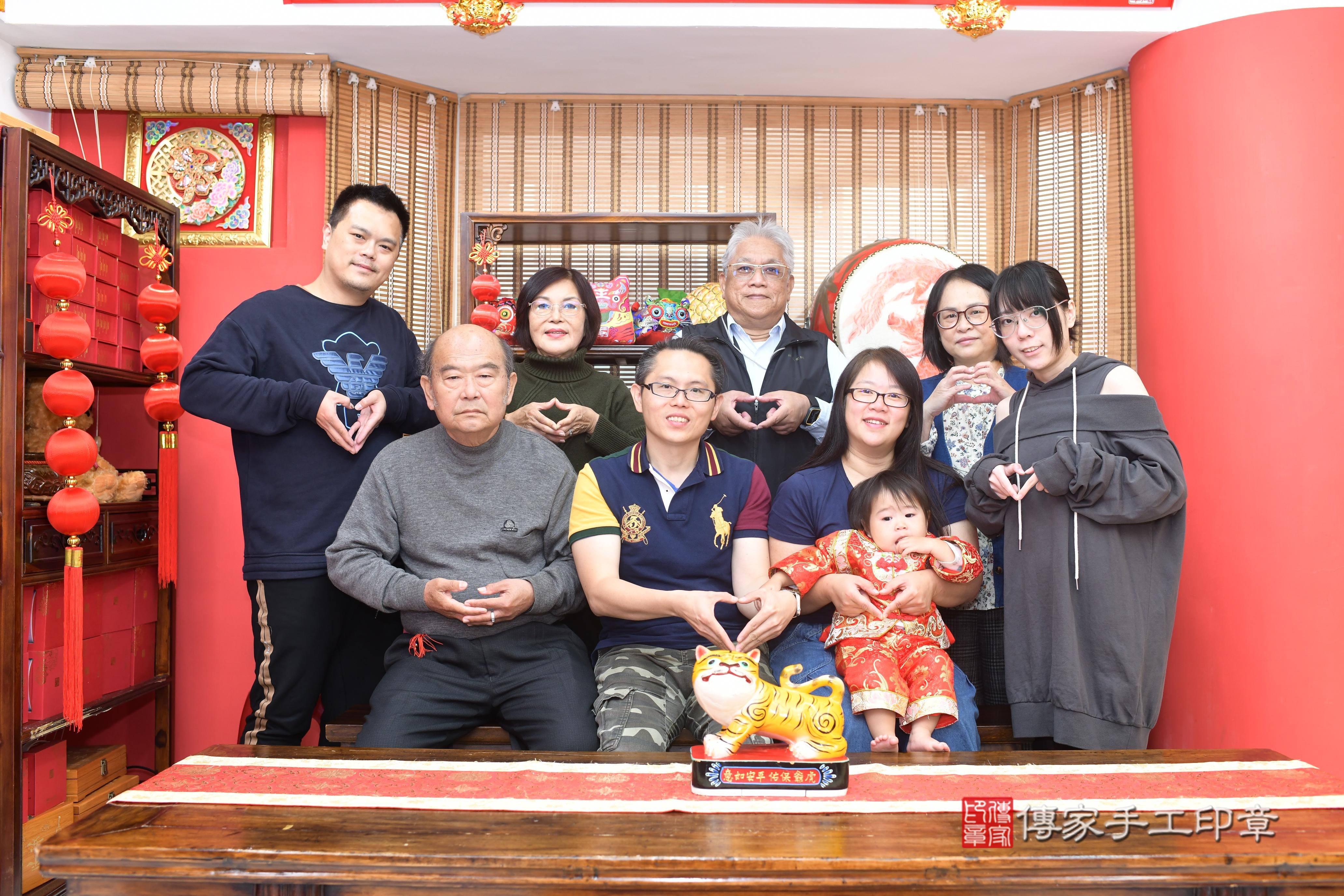 傳家手工印章高雄店、抓周、度脺、中國風會場、傳家嬰兒古禮、吉祥話、抓周道具物品24種、拍照。抓周證書。寶寶抓周、滿周歲、生日快樂、祝福