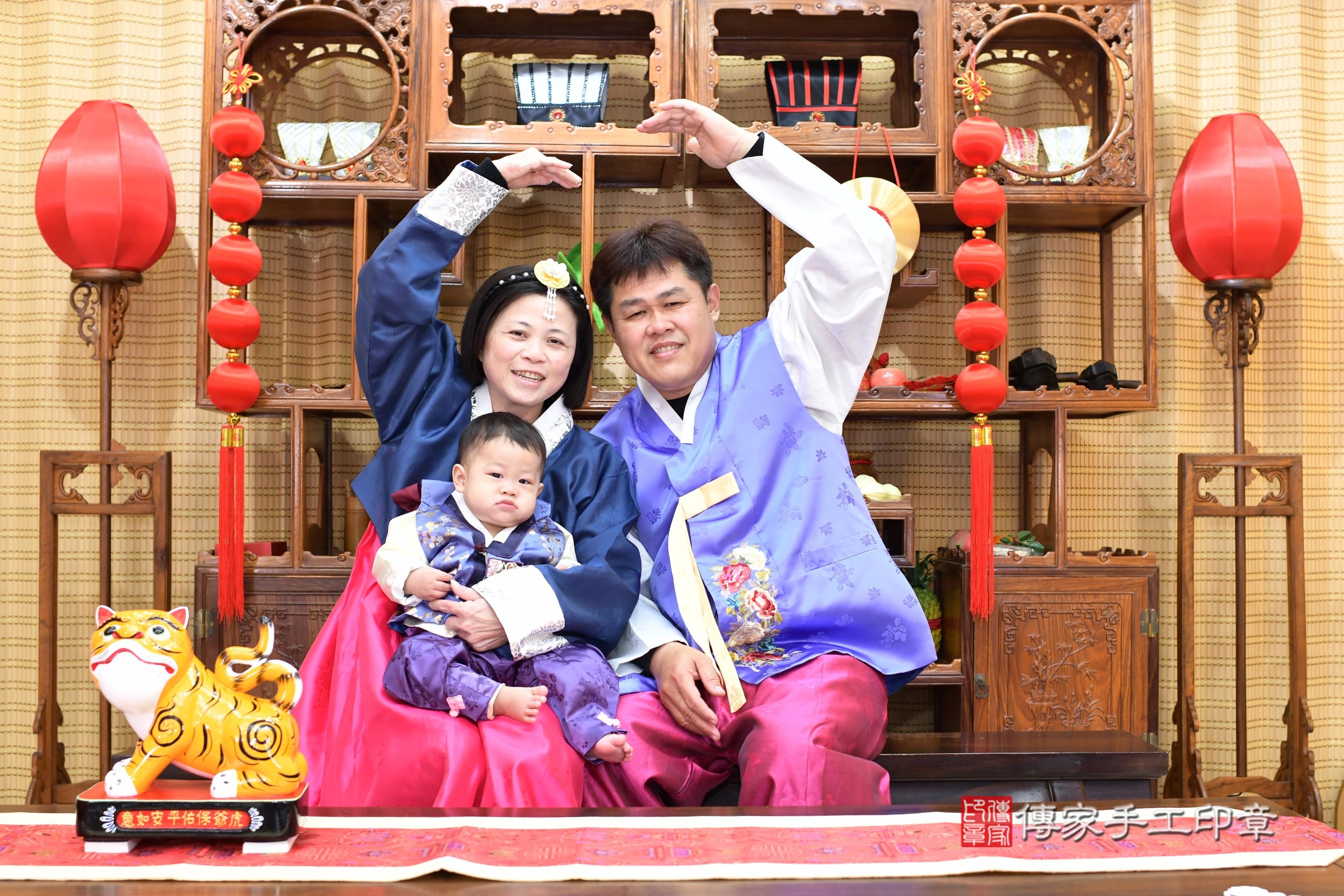 傳家手工印章台南店、抓周、度脺、中國風會場、傳家嬰兒古禮、吉祥話、抓周道具物品24種、拍照。抓周證書。寶寶抓周、滿周歲、生日快樂、祝福