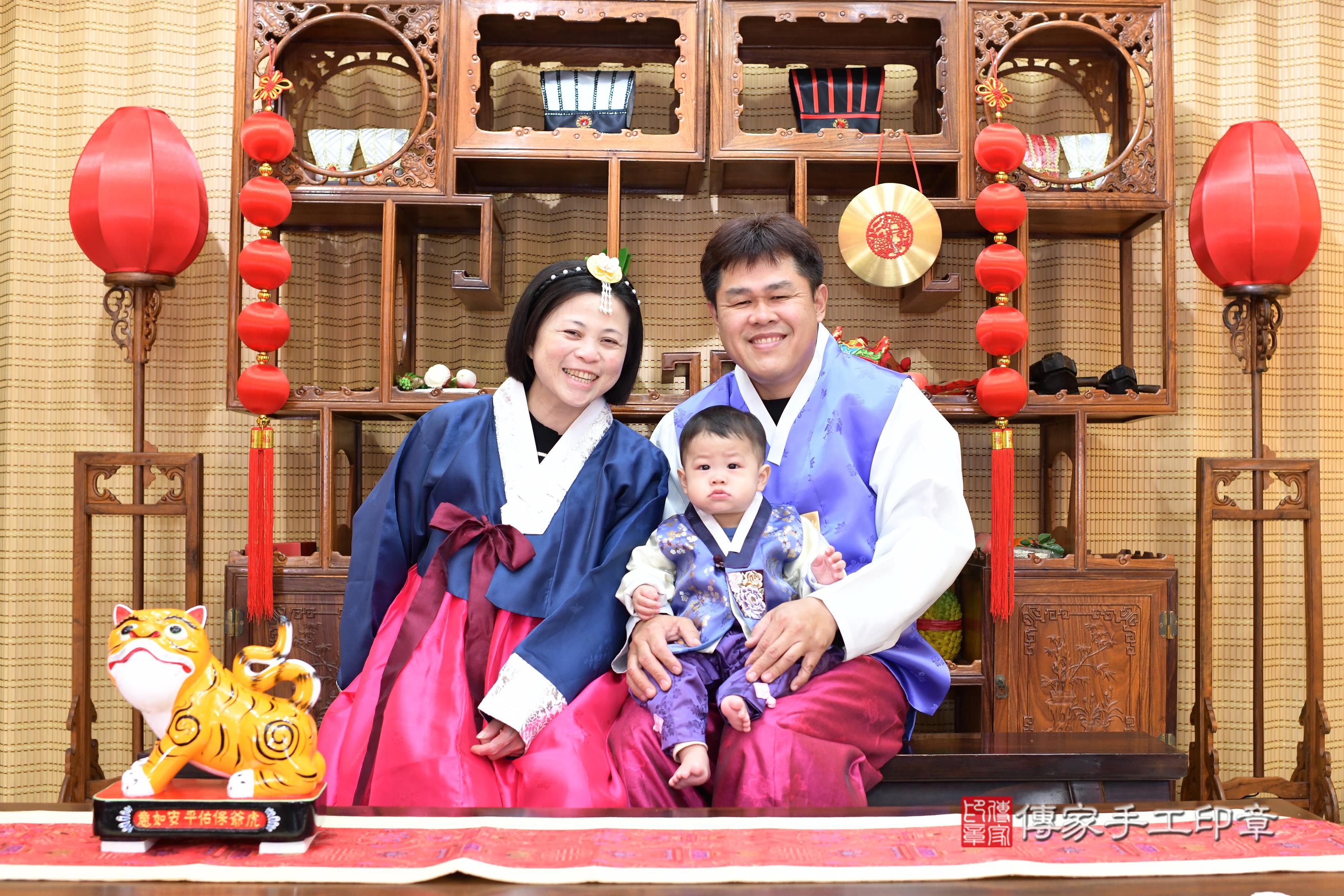 傳家手工印章台南店、抓周、度脺、中國風會場、傳家嬰兒古禮、吉祥話、抓周道具物品24種、拍照。抓周證書。寶寶抓周、滿周歲、生日快樂、祝福