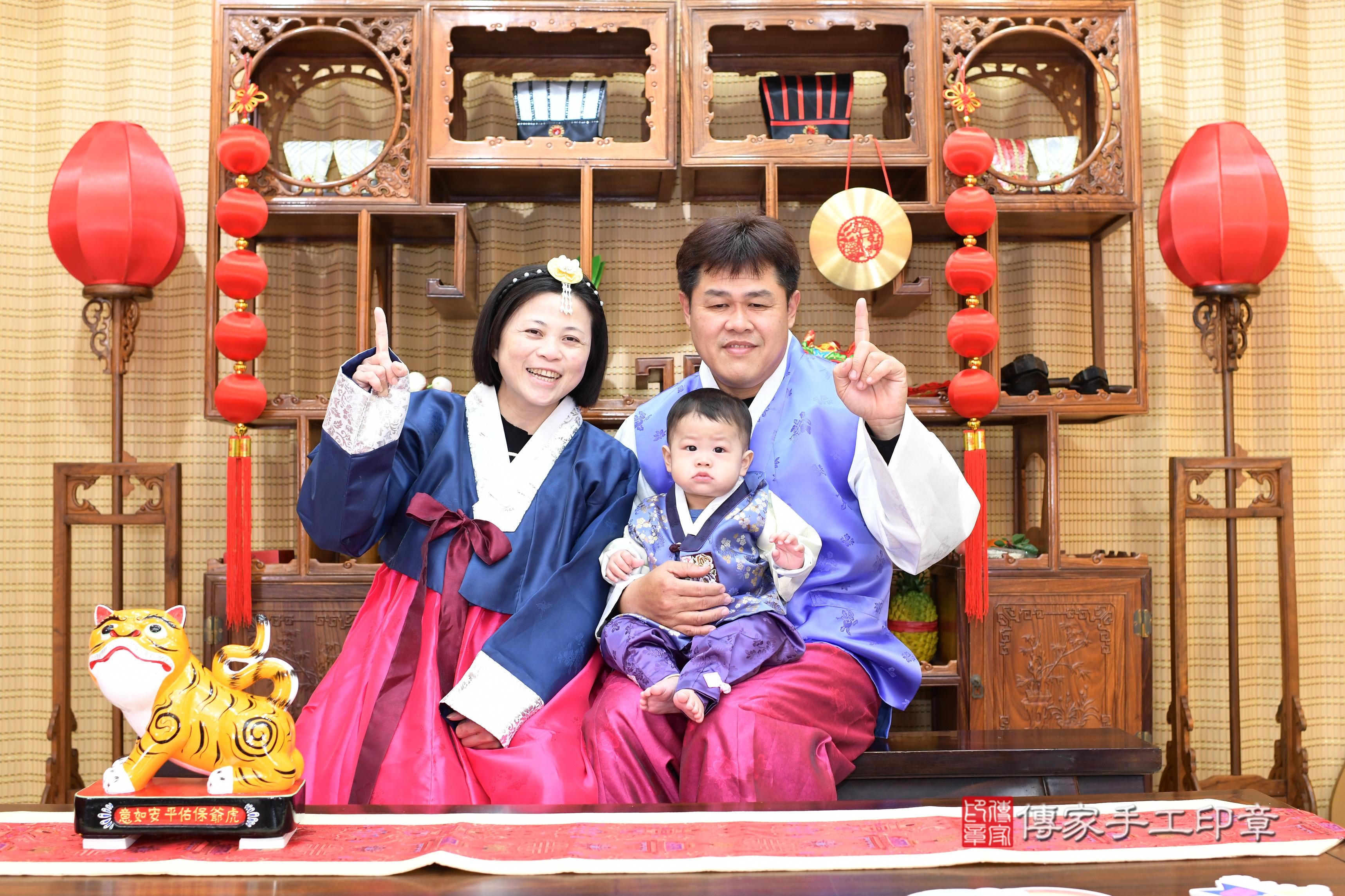 傳家手工印章台南店、抓周、度脺、中國風會場、傳家嬰兒古禮、吉祥話、抓周道具物品24種、拍照。抓周證書。寶寶抓周、滿周歲、生日快樂、祝福
