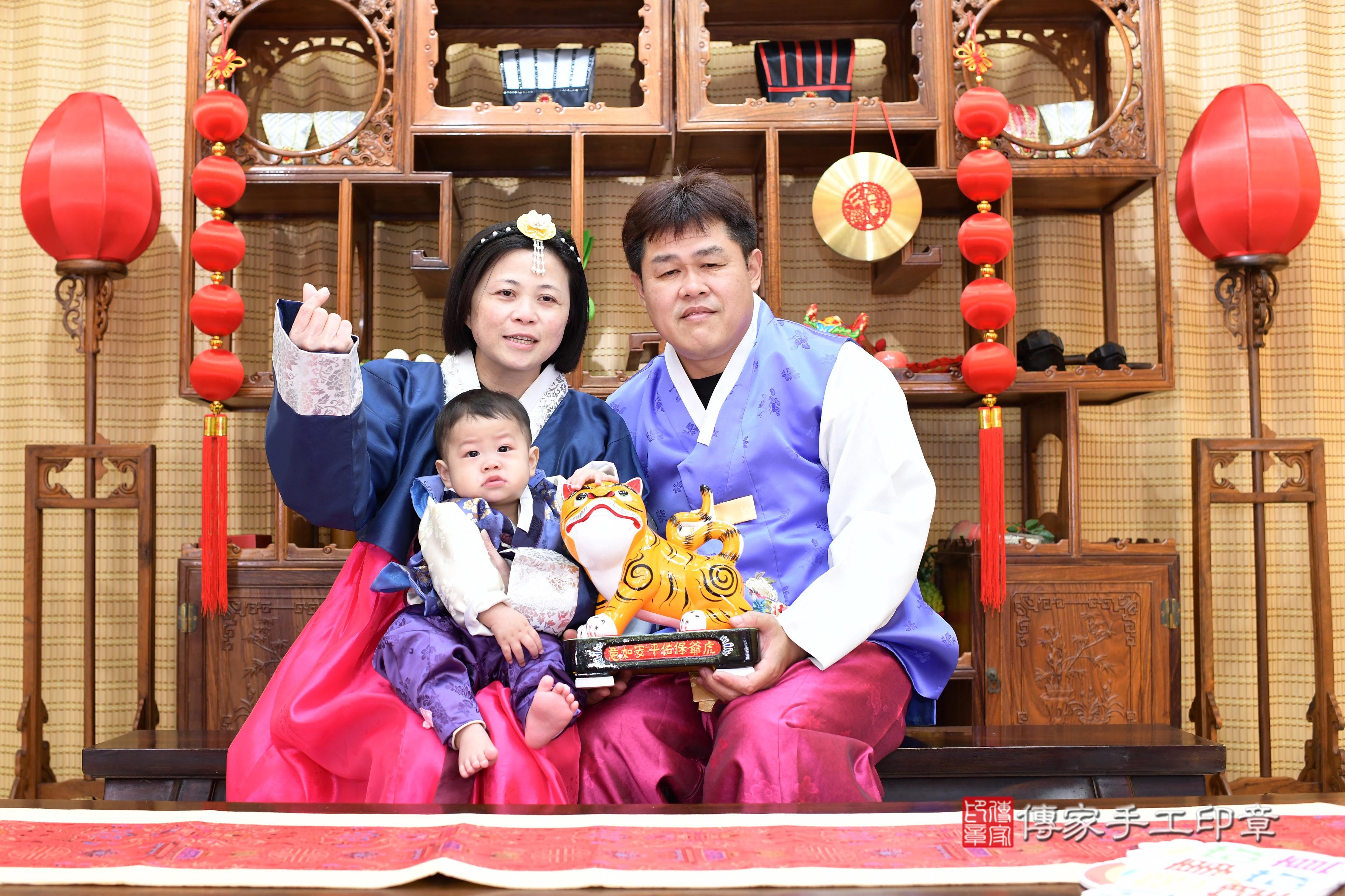 傳家手工印章台南店、抓周、度脺、中國風會場、傳家嬰兒古禮、吉祥話、抓周道具物品24種、拍照。抓周證書。寶寶抓周、滿周歲、生日快樂、祝福