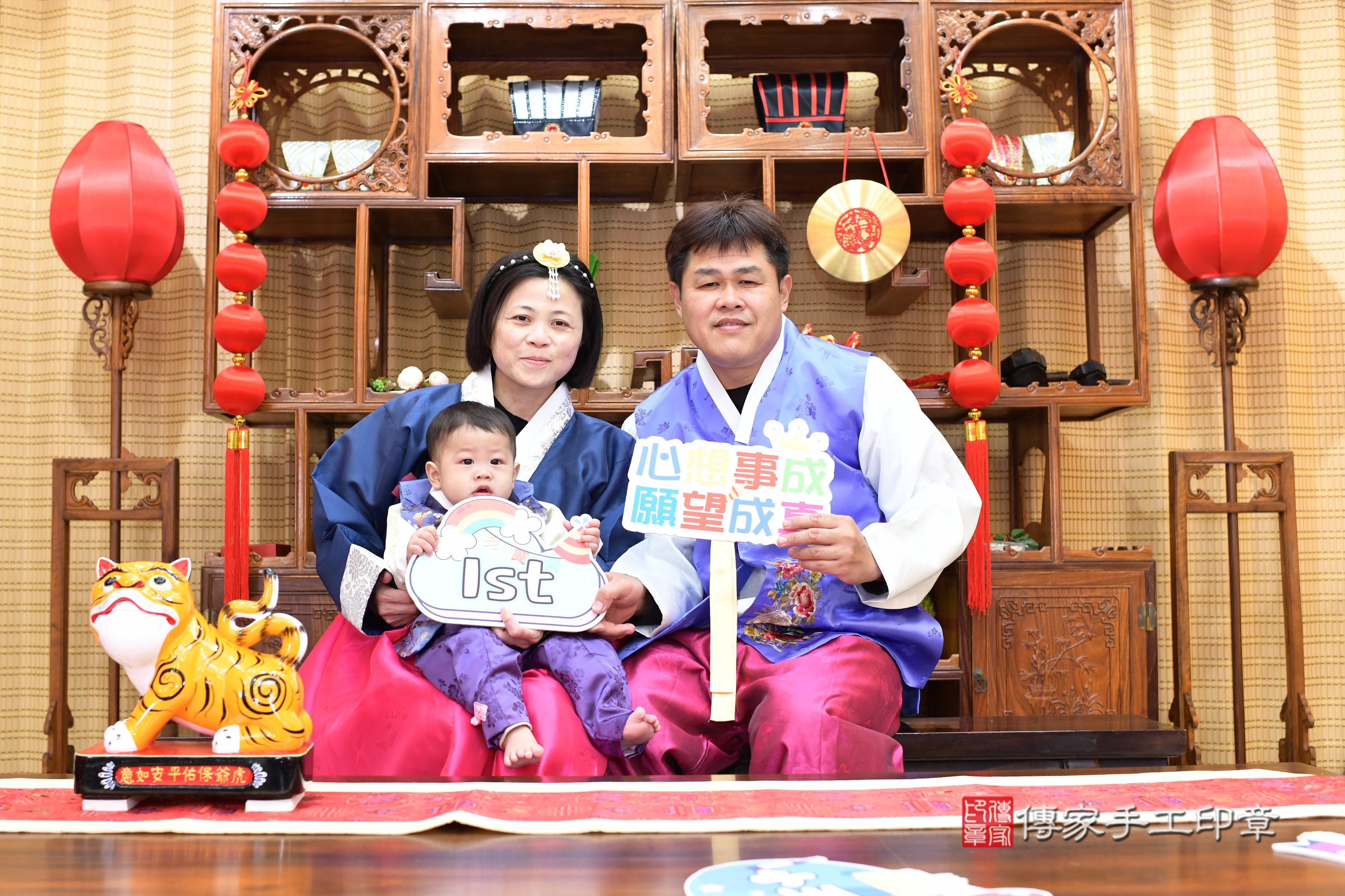 傳家手工印章台南店、抓周、度脺、中國風會場、傳家嬰兒古禮、吉祥話、抓周道具物品24種、拍照。抓周證書。寶寶抓周、滿周歲、生日快樂、祝福
