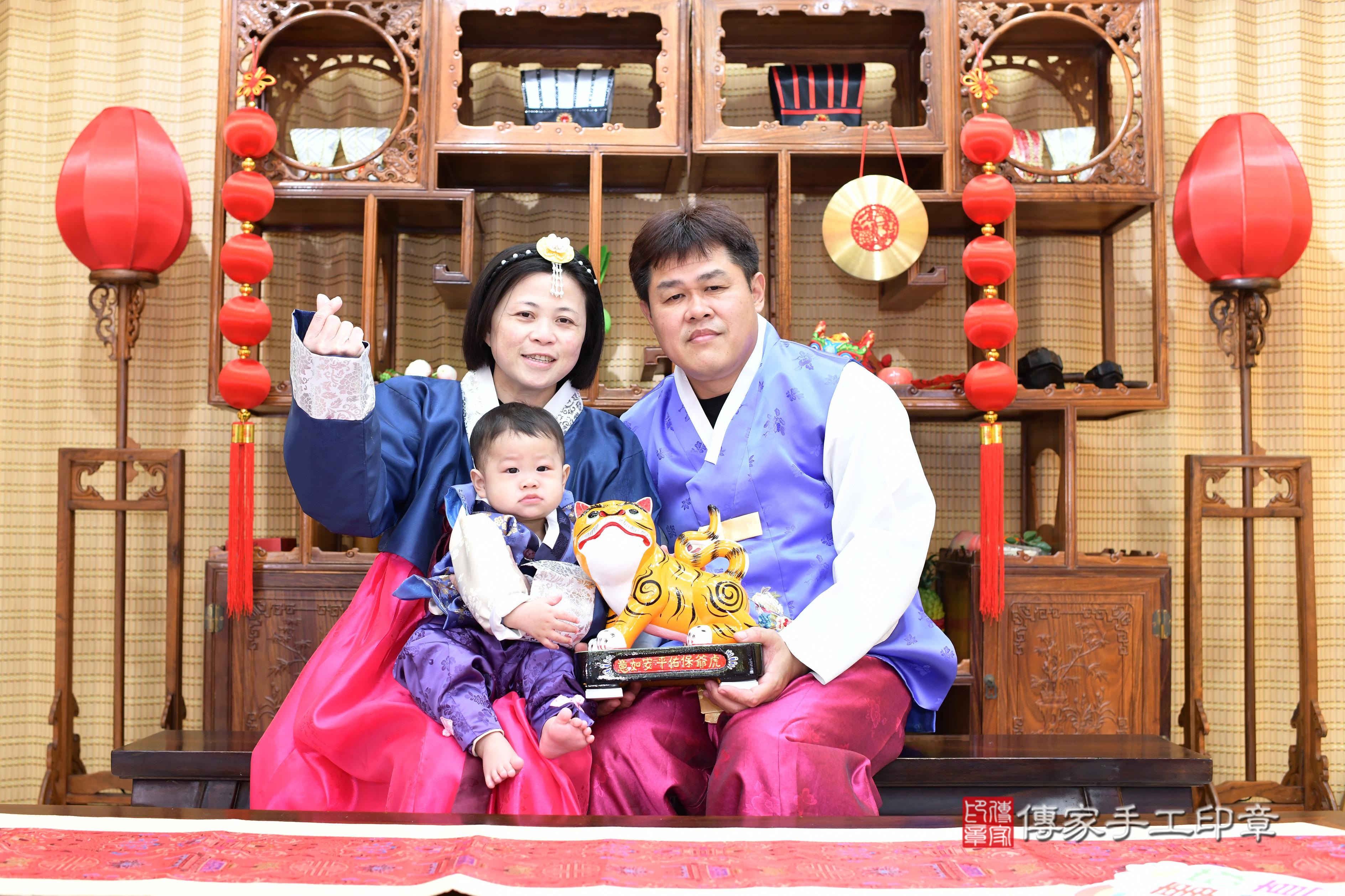傳家手工印章台南店、抓周、度脺、中國風會場、傳家嬰兒古禮、吉祥話、抓周道具物品24種、拍照。抓周證書。寶寶抓周、滿周歲、生日快樂、祝福