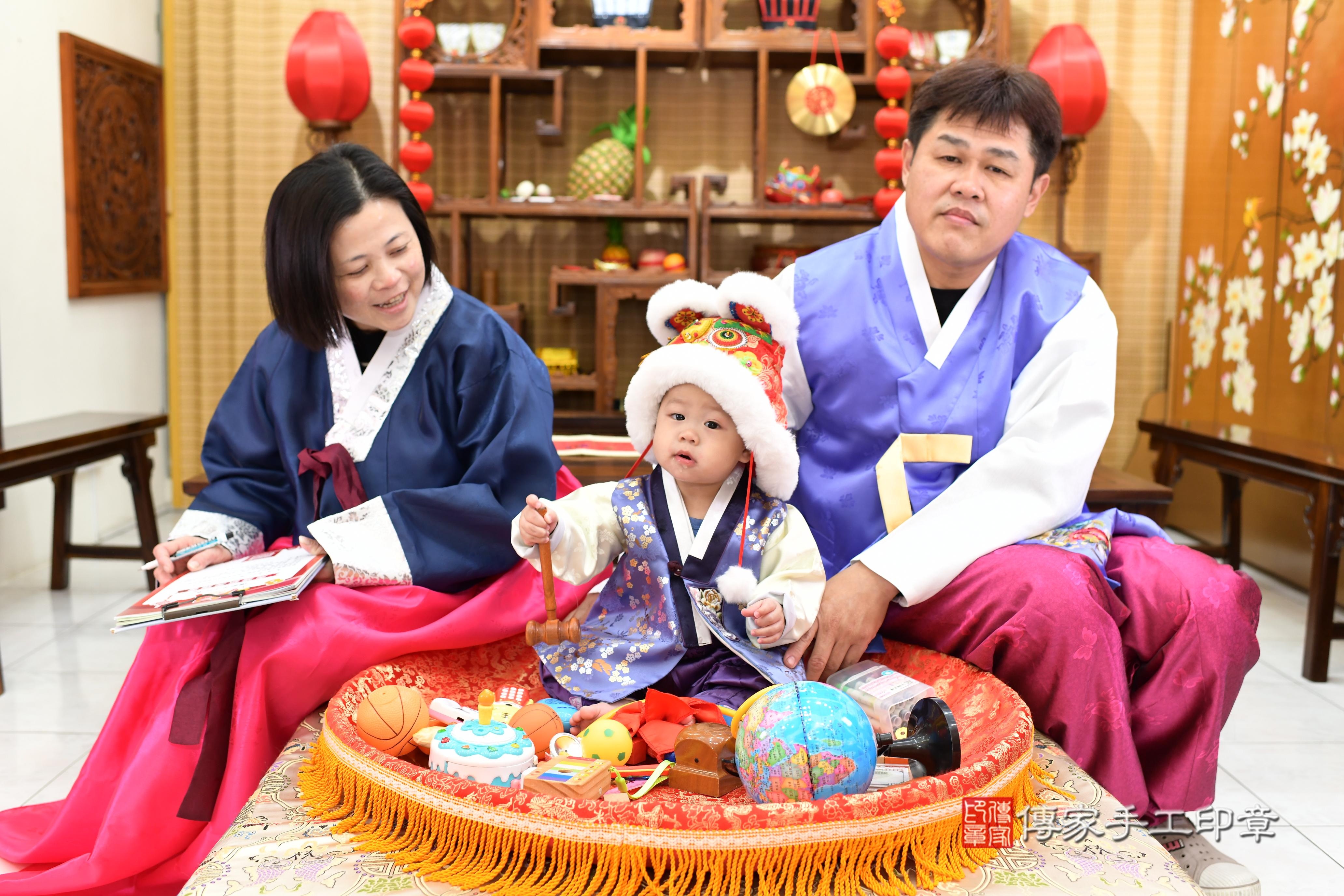 傳家手工印章台南店、抓周、度脺、中國風會場、傳家嬰兒古禮、吉祥話、抓周道具物品24種、拍照。抓周證書。寶寶抓周、滿周歲、生日快樂、祝福
