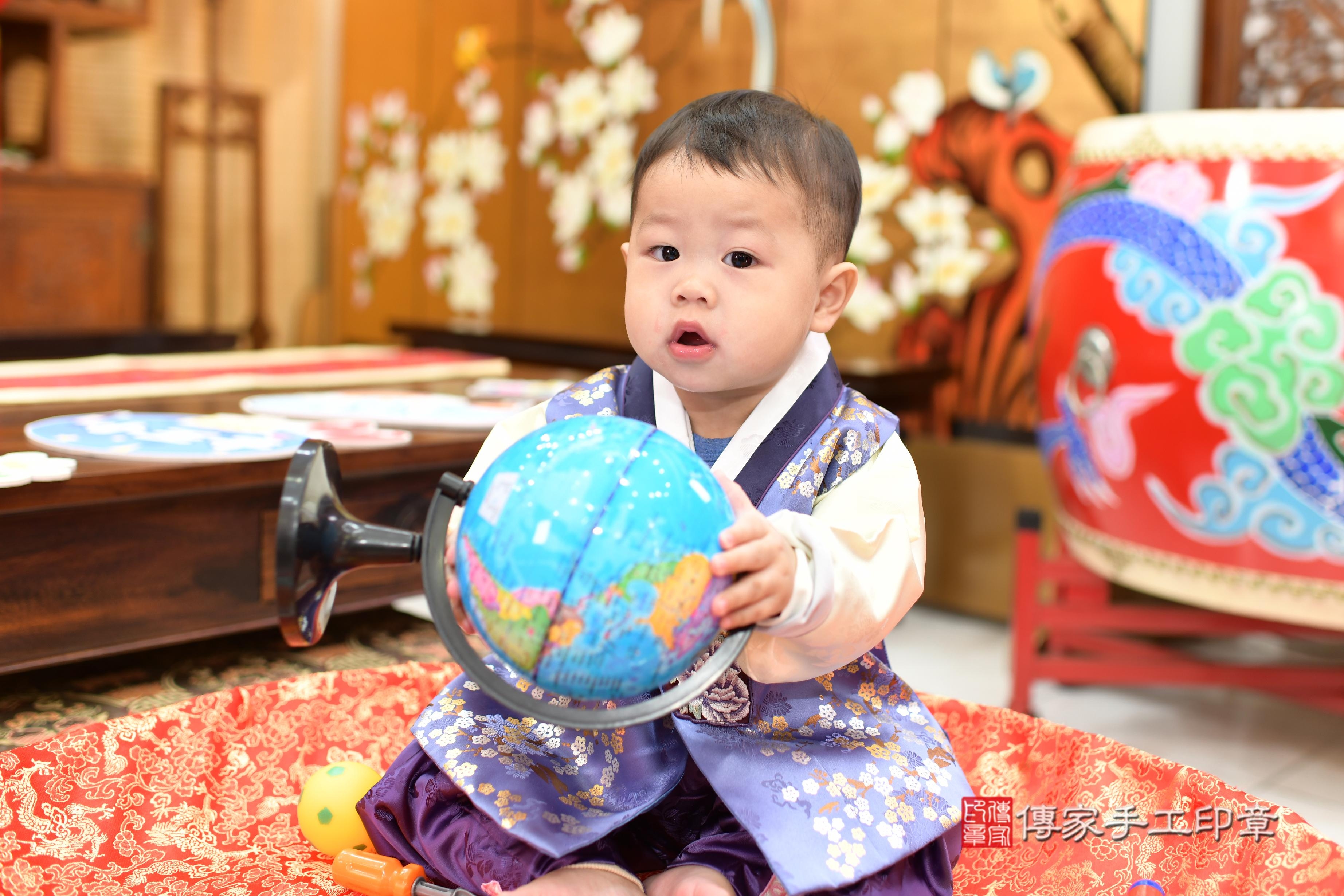 傳家手工印章台南店、抓周、度脺、中國風會場、傳家嬰兒古禮、吉祥話、抓周道具物品24種、拍照。抓周證書。寶寶抓周、滿周歲、生日快樂、祝福