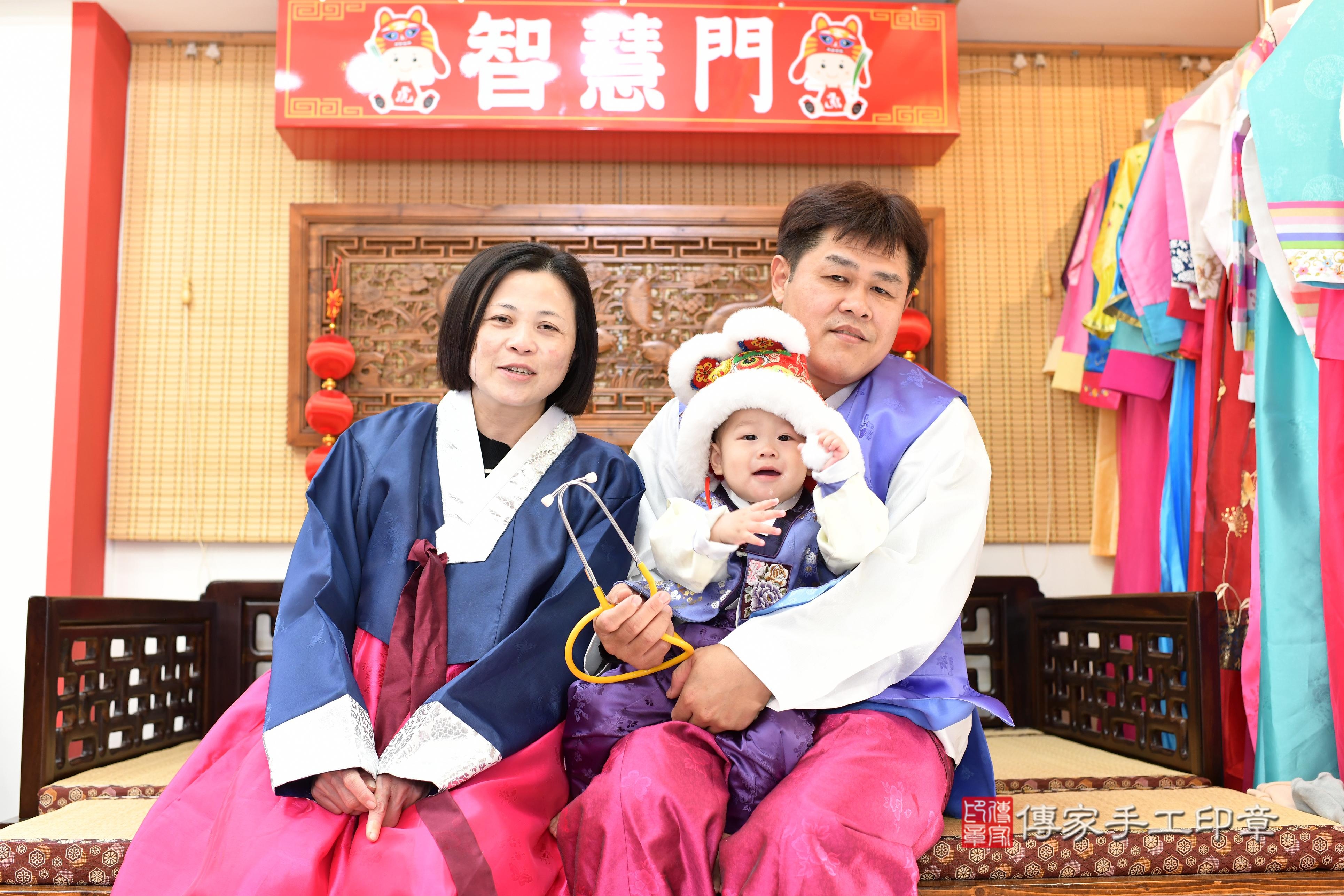 傳家手工印章台南店、抓周、度脺、中國風會場、傳家嬰兒古禮、吉祥話、抓周道具物品24種、拍照。抓周證書。寶寶抓周、滿周歲、生日快樂、祝福