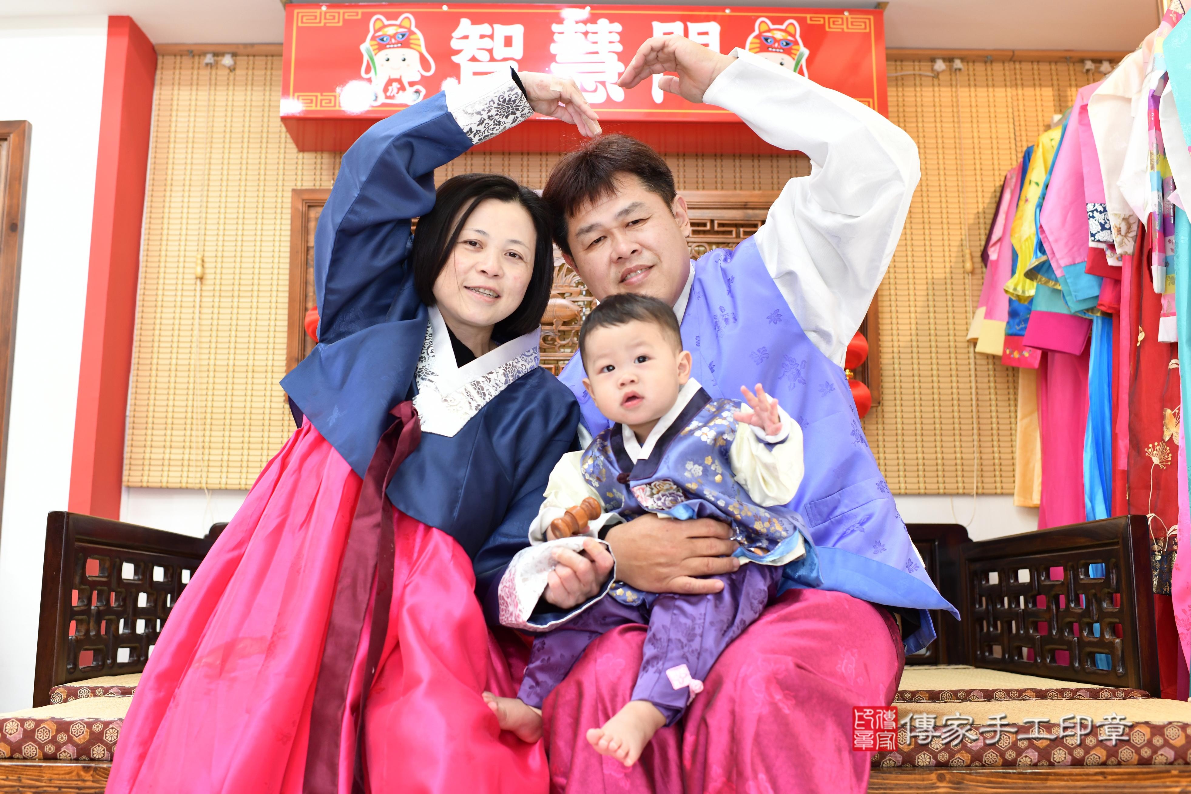 傳家手工印章台南店、抓周、度脺、中國風會場、傳家嬰兒古禮、吉祥話、抓周道具物品24種、拍照。抓周證書。寶寶抓周、滿周歲、生日快樂、祝福