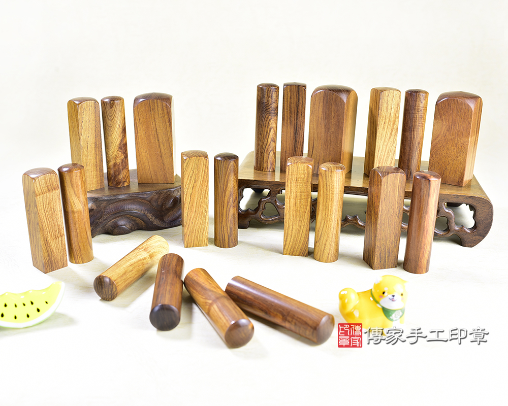 傳家手工印章實際成品:頂級黃花梨沉檀樹瘤印章大合照 傳家手工印章實際成品:頂級黃花梨沉檀樹瘤印章大合照