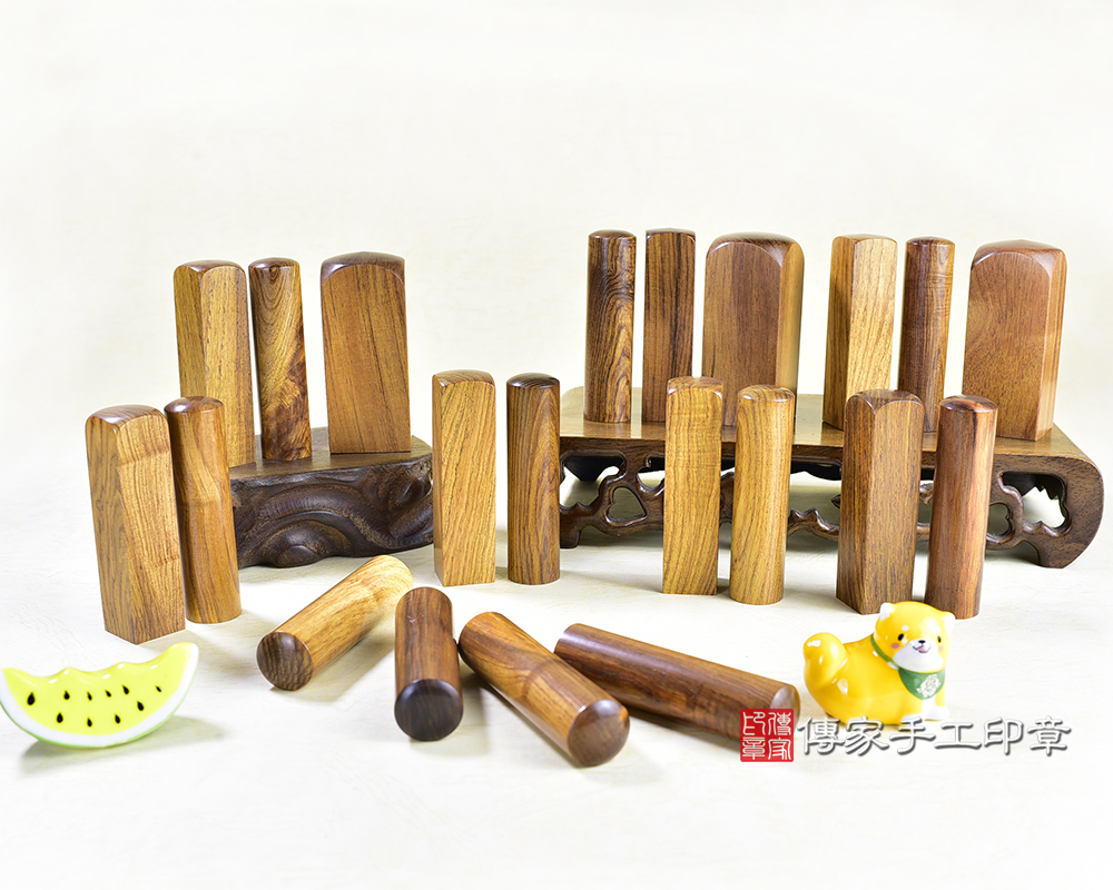 傳家手工印章實際成品:頂級黃花梨沉檀樹瘤印章大合照 傳家手工印章實際成品:頂級黃花梨沉檀樹瘤印章大合照