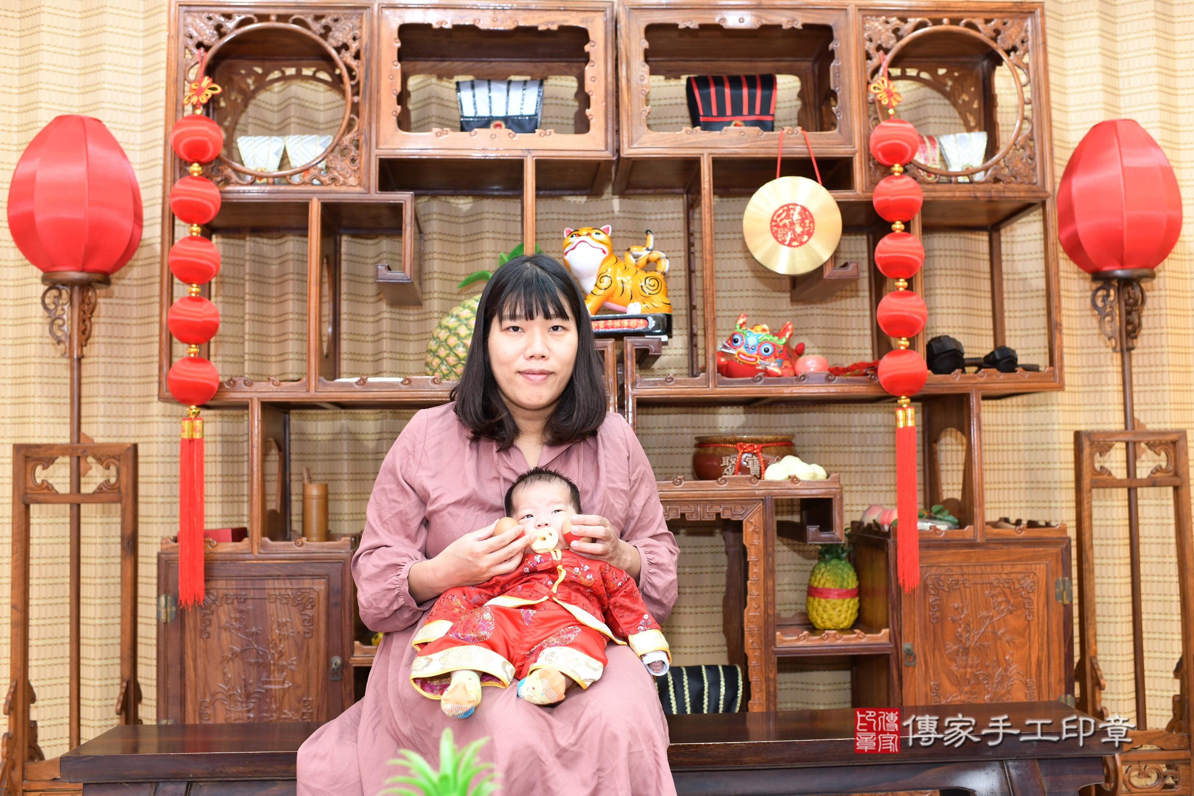 傳家手工印章台南店、抓周、度脺、中國風會場、傳家嬰兒古禮、吉祥話、抓周道具物品24種、拍照。抓周證書。寶寶抓周、滿周歲、生日快樂、祝福