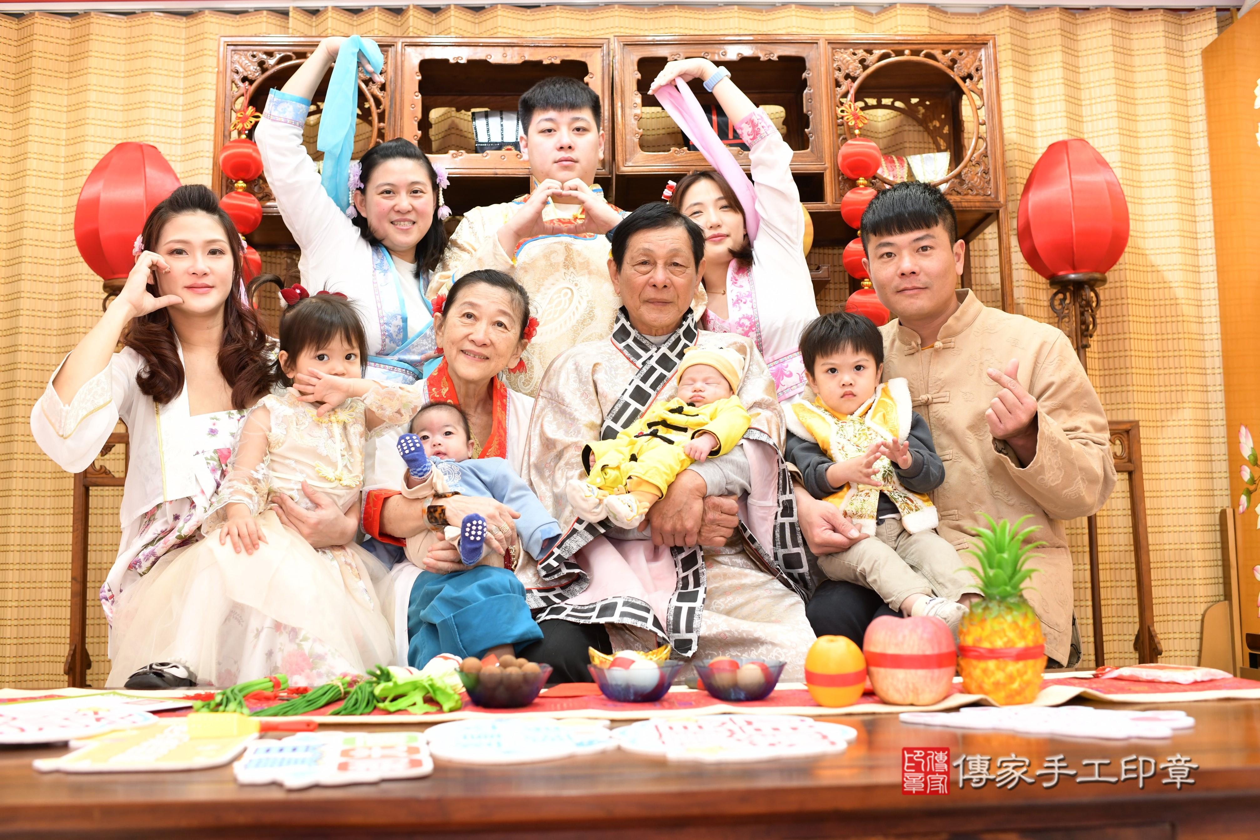 傳家手工印章台南店、抓周、度脺、中國風會場、傳家嬰兒古禮、吉祥話、抓周道具物品24種、拍照。抓周證書。寶寶抓周、滿周歲、生日快樂、祝福