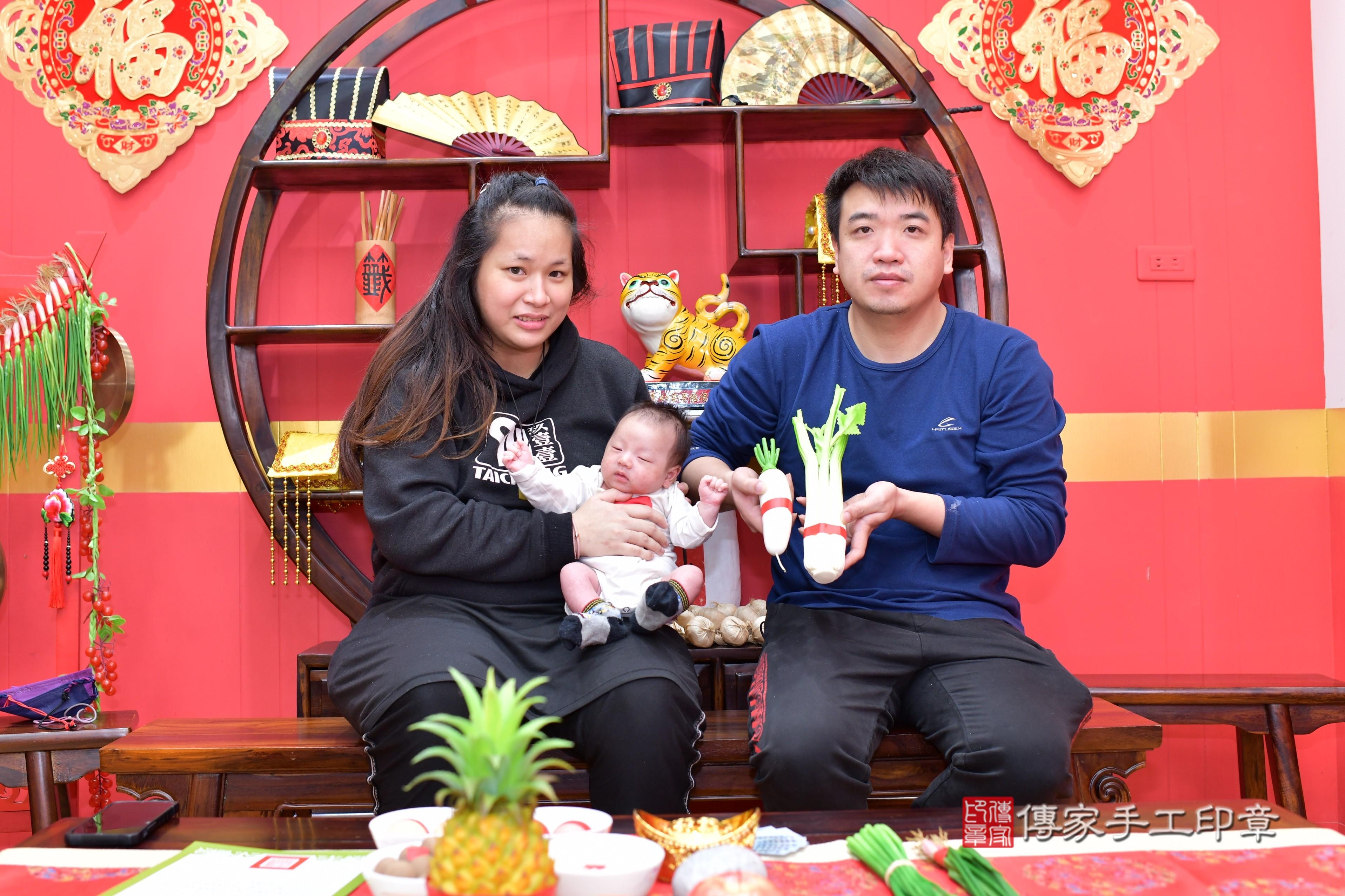 傳家手工印章桃園店、抓周、度脺、中國風會場、傳家嬰兒古禮、吉祥話、抓周道具物品24種、拍照。抓周證書。寶寶抓周、滿周歲、生日快樂、祝福