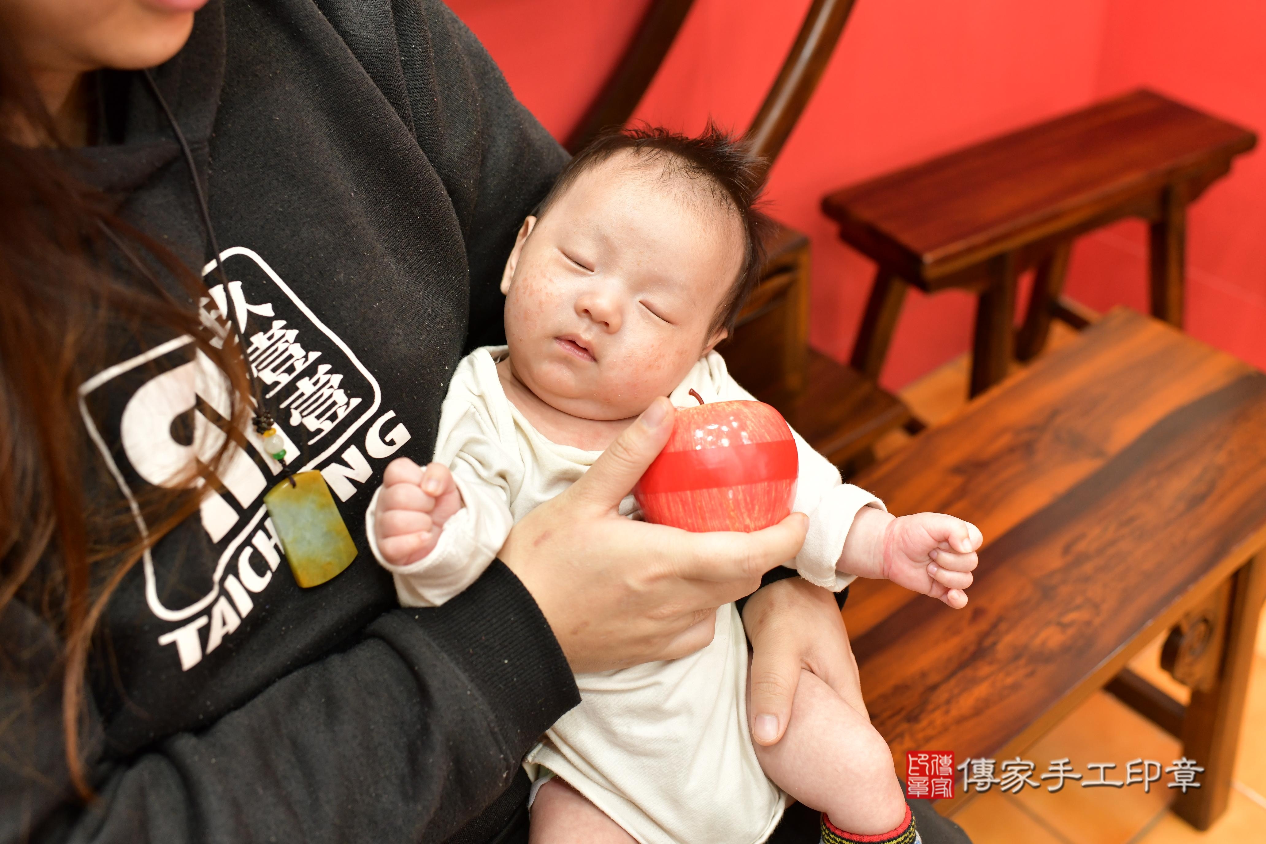 傳家手工印章桃園店、抓周、度脺、中國風會場、傳家嬰兒古禮、吉祥話、抓周道具物品24種、拍照。抓周證書。寶寶抓周、滿周歲、生日快樂、祝福