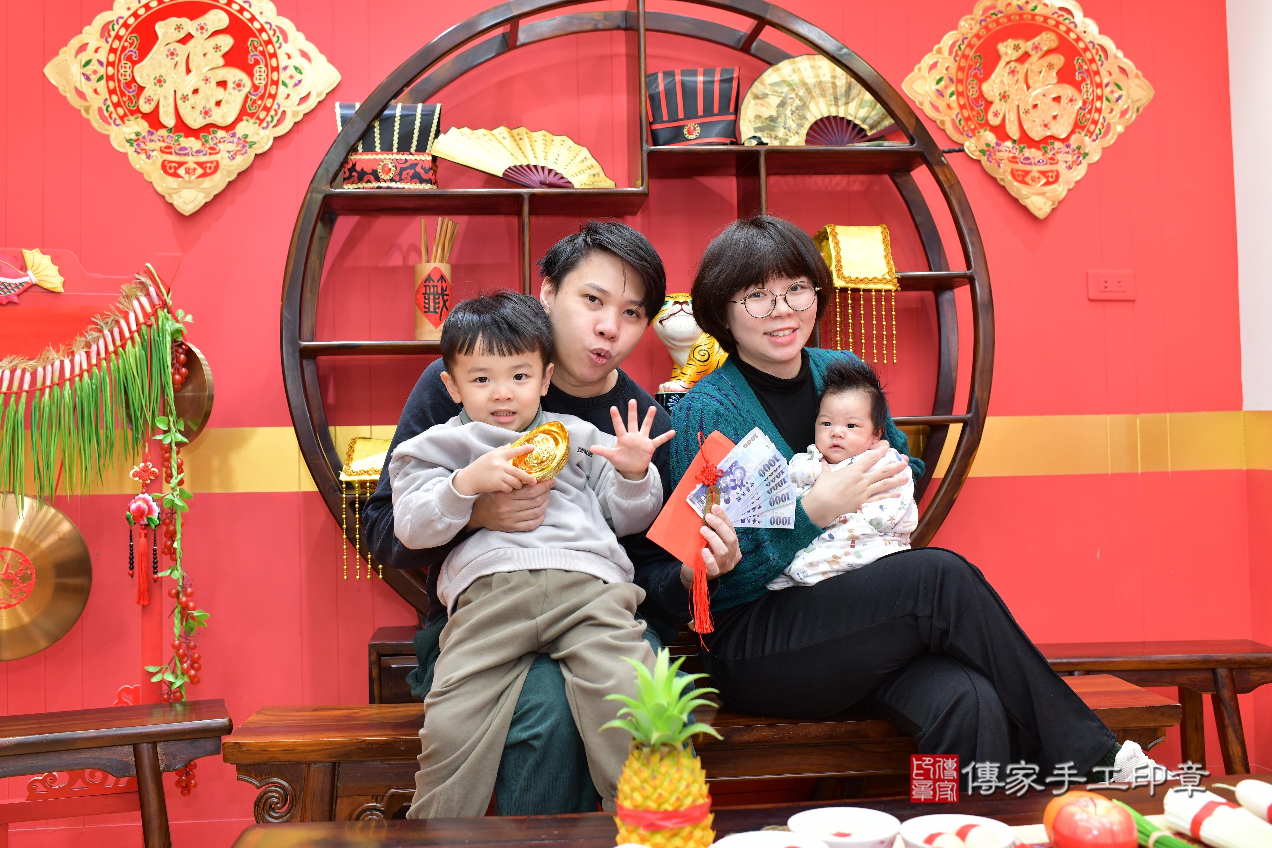 傳家手工印章桃園店、抓周、度脺、中國風會場、傳家嬰兒古禮、吉祥話、抓周道具物品24種、拍照。抓周證書。寶寶抓周、滿周歲、生日快樂、祝福