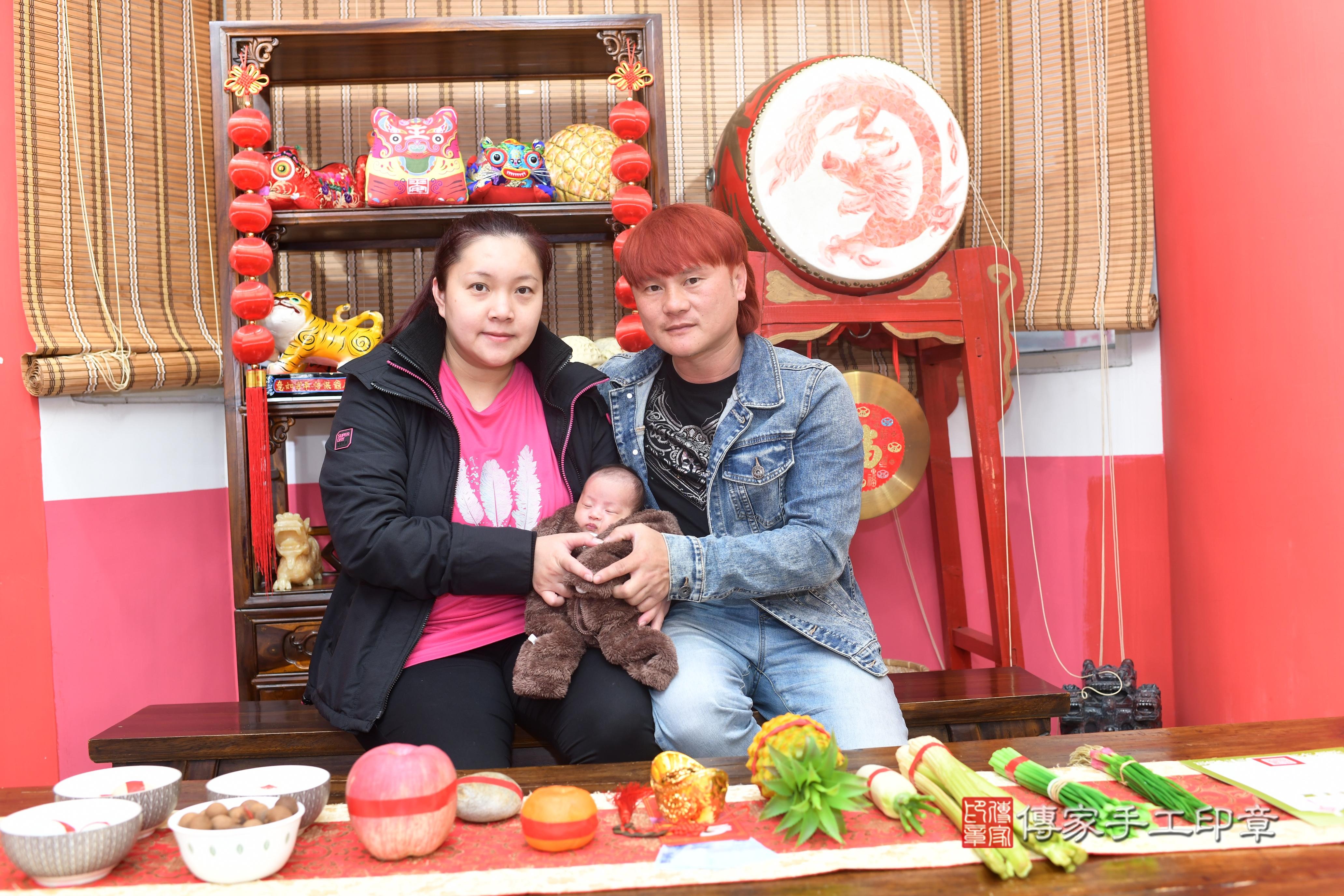 傳家手工印章高雄店、抓周、度脺、中國風會場、傳家嬰兒古禮、吉祥話、抓周道具物品24種、拍照。抓周證書。寶寶抓周、滿周歲、生日快樂、祝福
