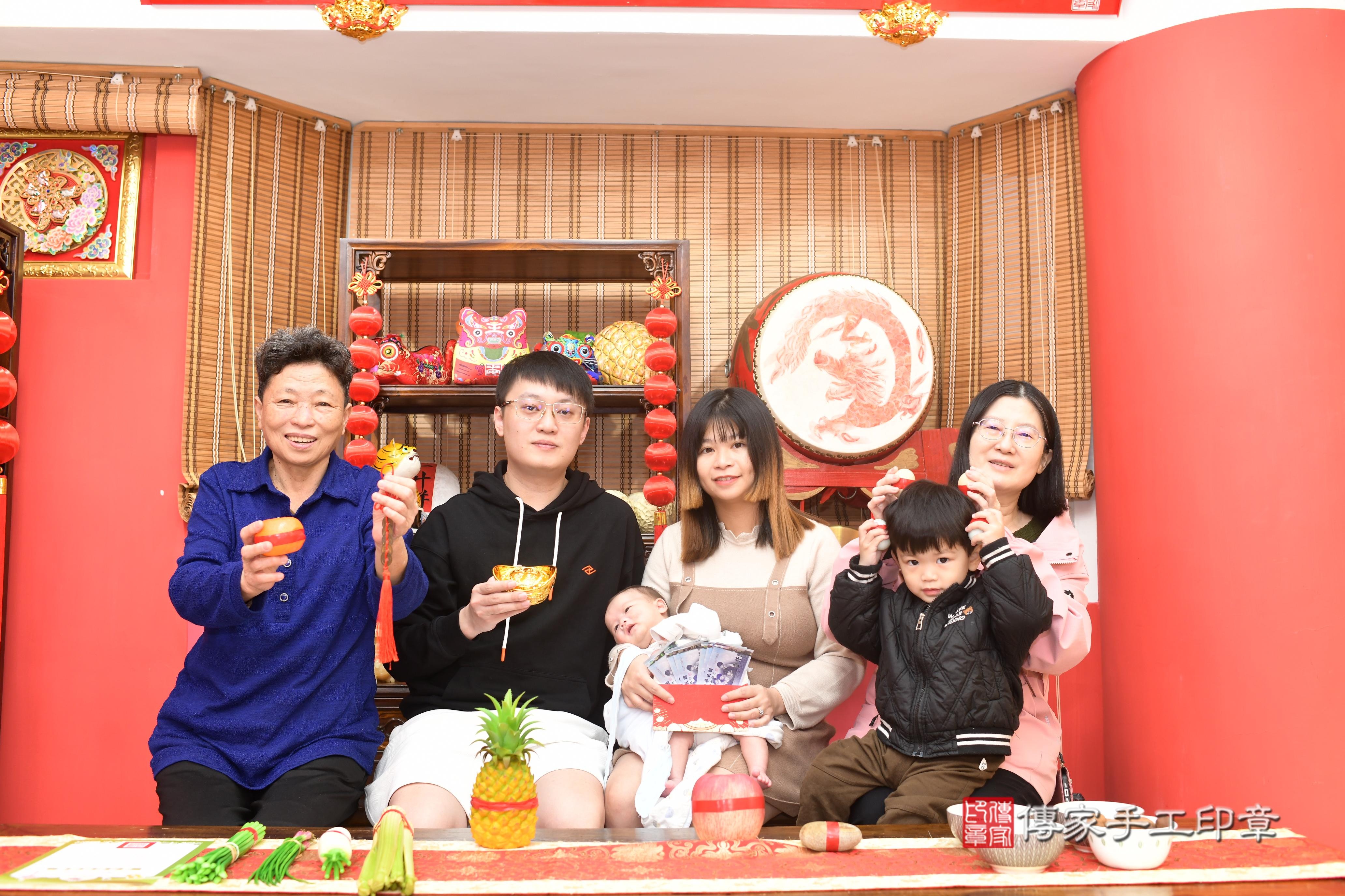 傳家手工印章高雄店、抓周、度脺、中國風會場、傳家嬰兒古禮、吉祥話、抓周道具物品24種、拍照。抓周證書。寶寶抓周、滿周歲、生日快樂、祝福