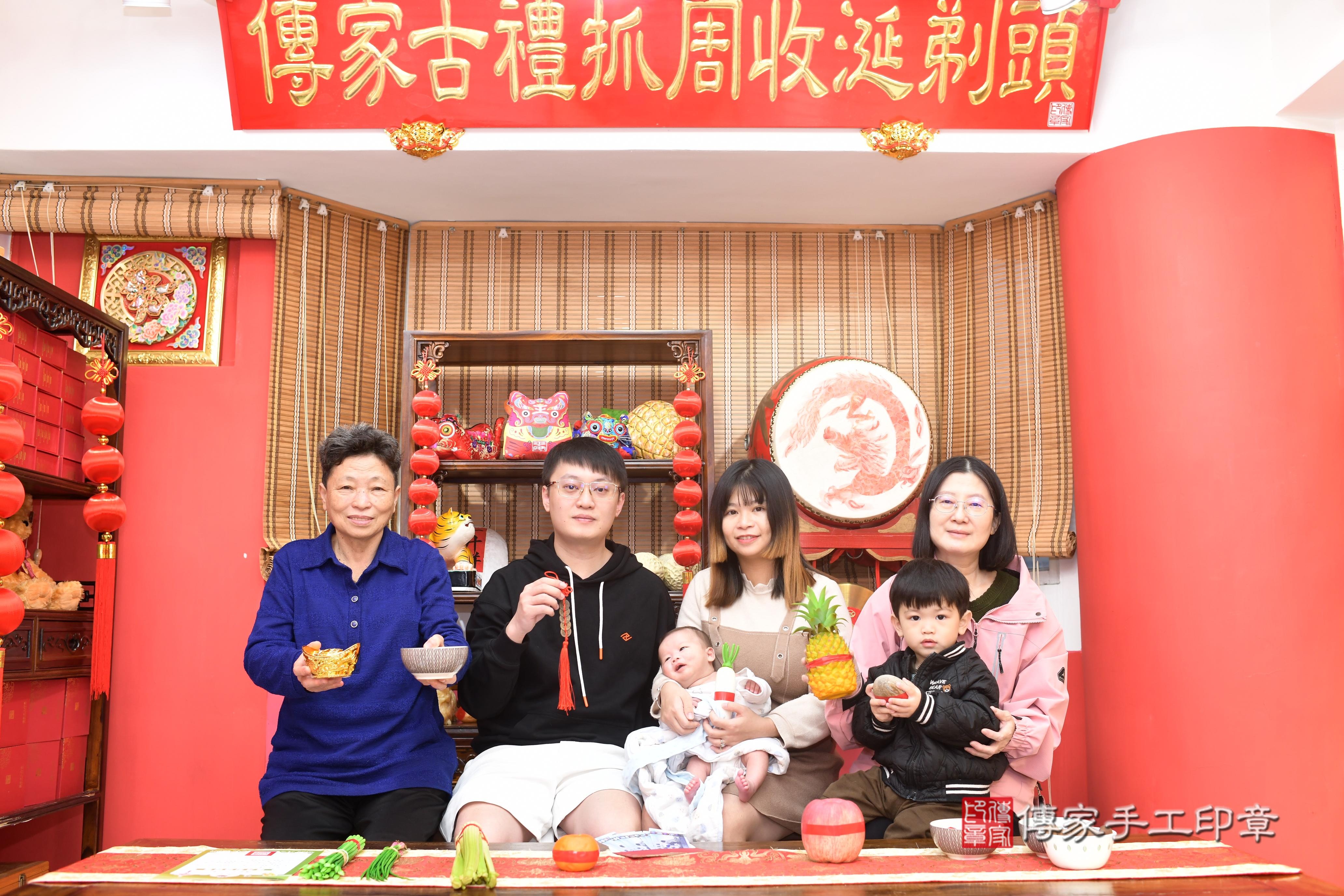 傳家手工印章高雄店、抓周、度脺、中國風會場、傳家嬰兒古禮、吉祥話、抓周道具物品24種、拍照。抓周證書。寶寶抓周、滿周歲、生日快樂、祝福