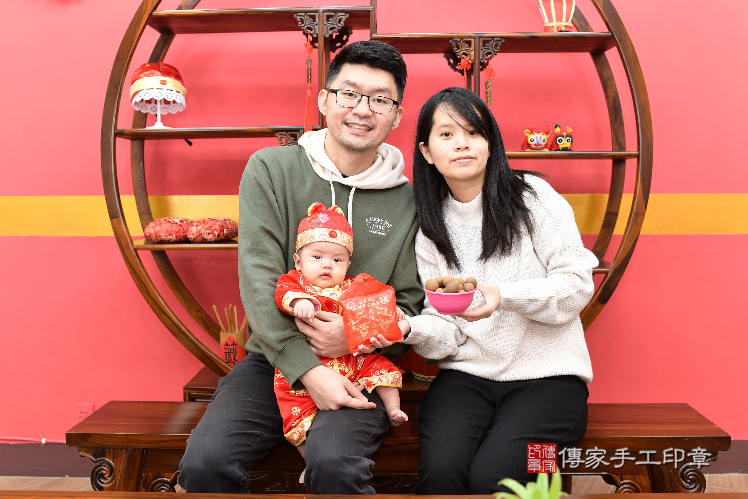 小駿寶寶(新北市永和區嬰兒寶寶滿月剃頭理髮、嬰兒剃胎毛儀式吉祥話)。中國風會場，爸媽寶貝穿「日中韓」古裝禮服。專業拍照、證書。★購買「臍帶章、肚臍章、胎毛筆刷印章」贈送：剃頭、收涎、抓周，三選一。2025.2.8，照片7
