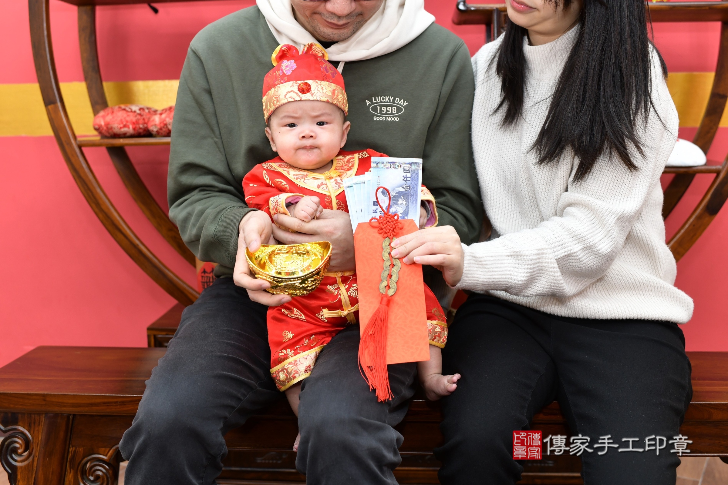 小駿寶寶(新北市永和區嬰兒寶寶滿月剃頭理髮、嬰兒剃胎毛儀式吉祥話)。中國風會場，爸媽寶貝穿「日中韓」古裝禮服。專業拍照、證書。★購買「臍帶章、肚臍章、胎毛筆刷印章」贈送：剃頭、收涎、抓周，三選一。2025.2.8，照片16