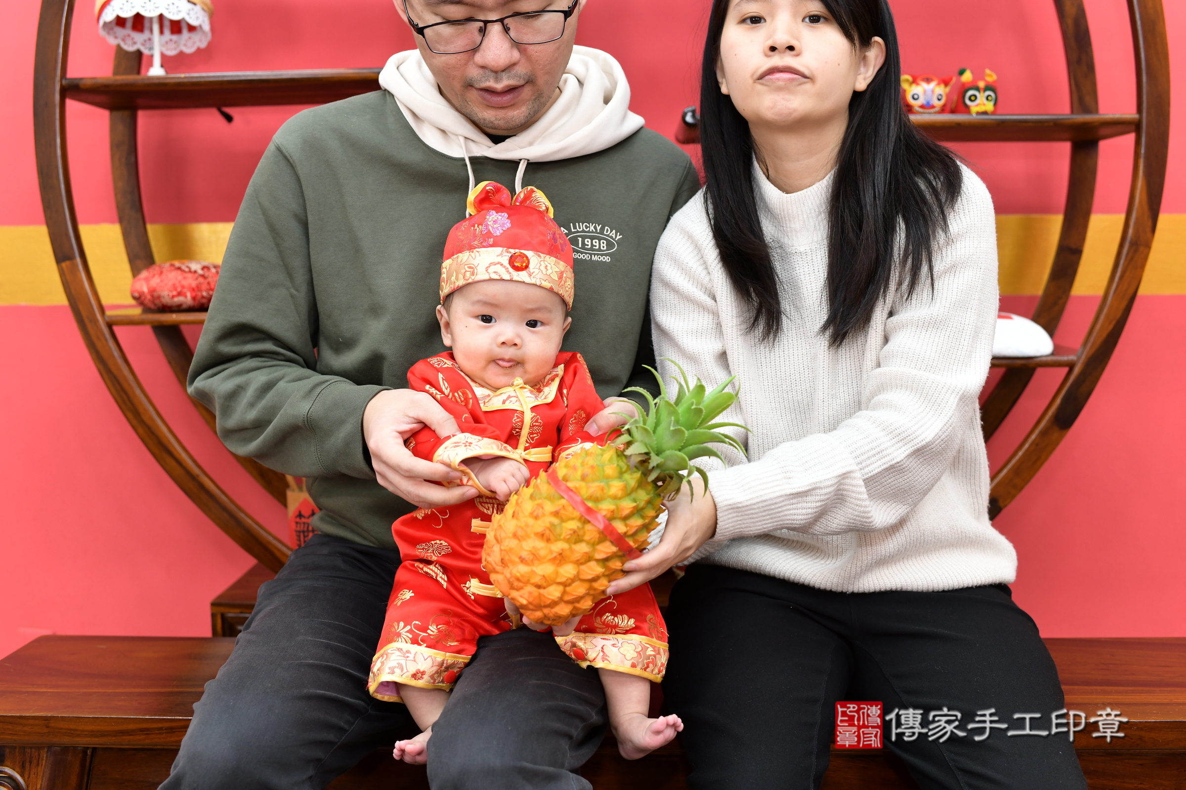 小駿寶寶(新北市永和區嬰兒寶寶滿月剃頭理髮、嬰兒剃胎毛儀式吉祥話)。中國風會場，爸媽寶貝穿「日中韓」古裝禮服。專業拍照、證書。★購買「臍帶章、肚臍章、胎毛筆刷印章」贈送：剃頭、收涎、抓周，三選一。2025.2.8，照片14