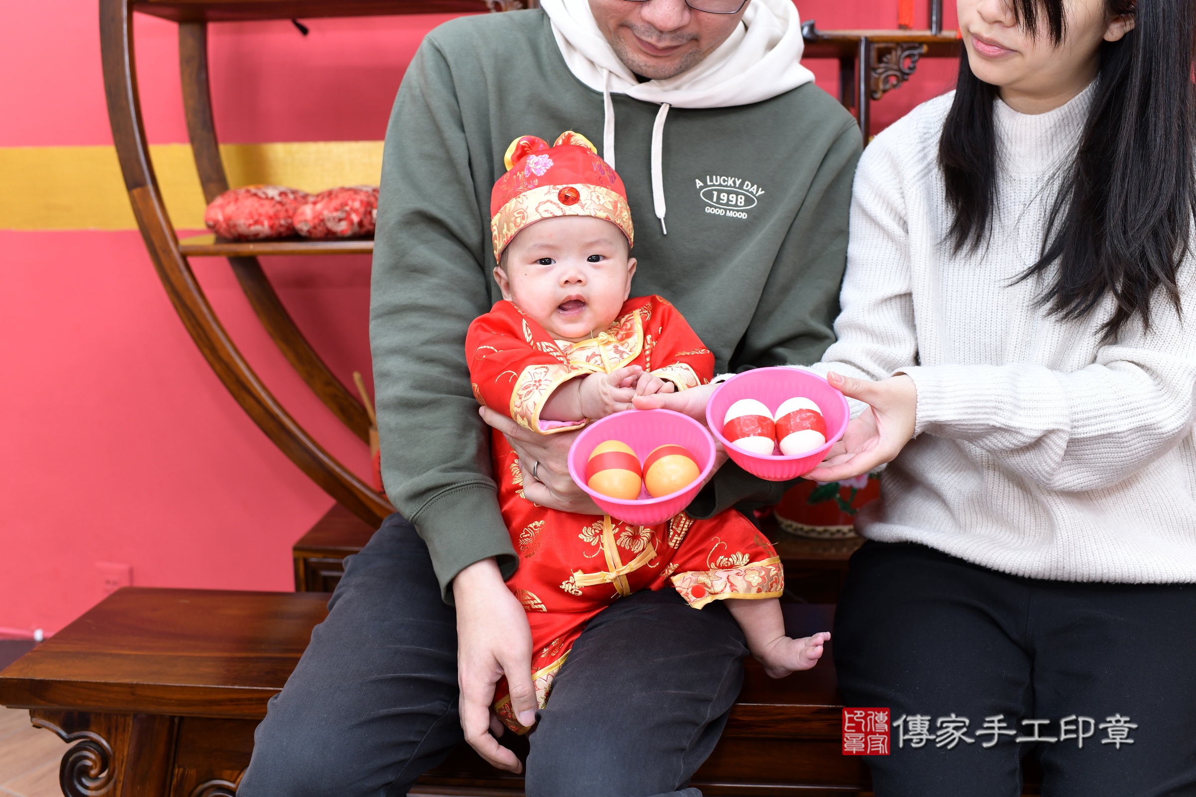 小駿寶寶(新北市永和區嬰兒寶寶滿月剃頭理髮、嬰兒剃胎毛儀式吉祥話)。中國風會場，爸媽寶貝穿「日中韓」古裝禮服。專業拍照、證書。★購買「臍帶章、肚臍章、胎毛筆刷印章」贈送：剃頭、收涎、抓周，三選一。2025.2.8，照片4