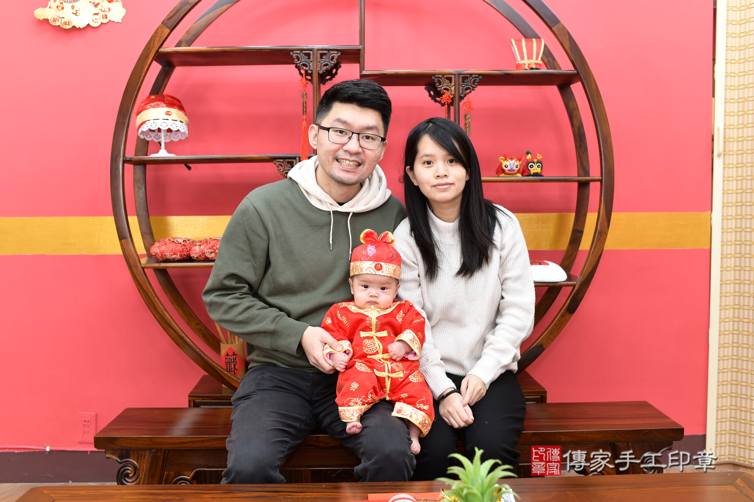 小駿寶寶(新北市永和區嬰兒寶寶滿月剃頭理髮、嬰兒剃胎毛儀式吉祥話)。中國風會場，爸媽寶貝穿「日中韓」古裝禮服。專業拍照、證書。★購買「臍帶章、肚臍章、胎毛筆刷印章」贈送：剃頭、收涎、抓周，三選一。2025.2.8，照片2
