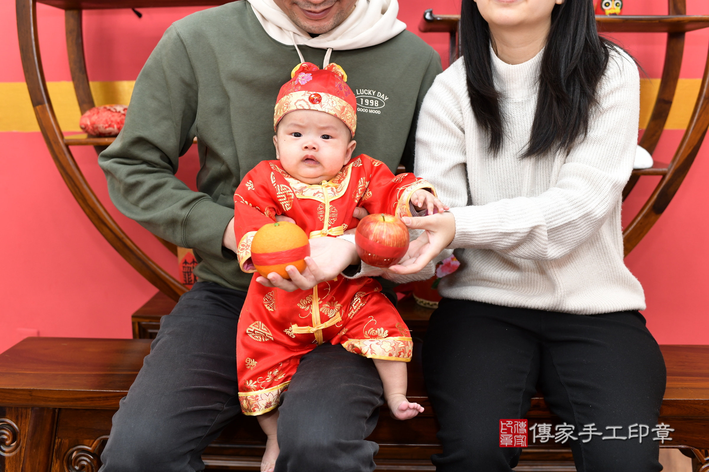 小駿寶寶(新北市永和區嬰兒寶寶滿月剃頭理髮、嬰兒剃胎毛儀式吉祥話)。中國風會場，爸媽寶貝穿「日中韓」古裝禮服。專業拍照、證書。★購買「臍帶章、肚臍章、胎毛筆刷印章」贈送：剃頭、收涎、抓周，三選一。2025.2.8，照片10