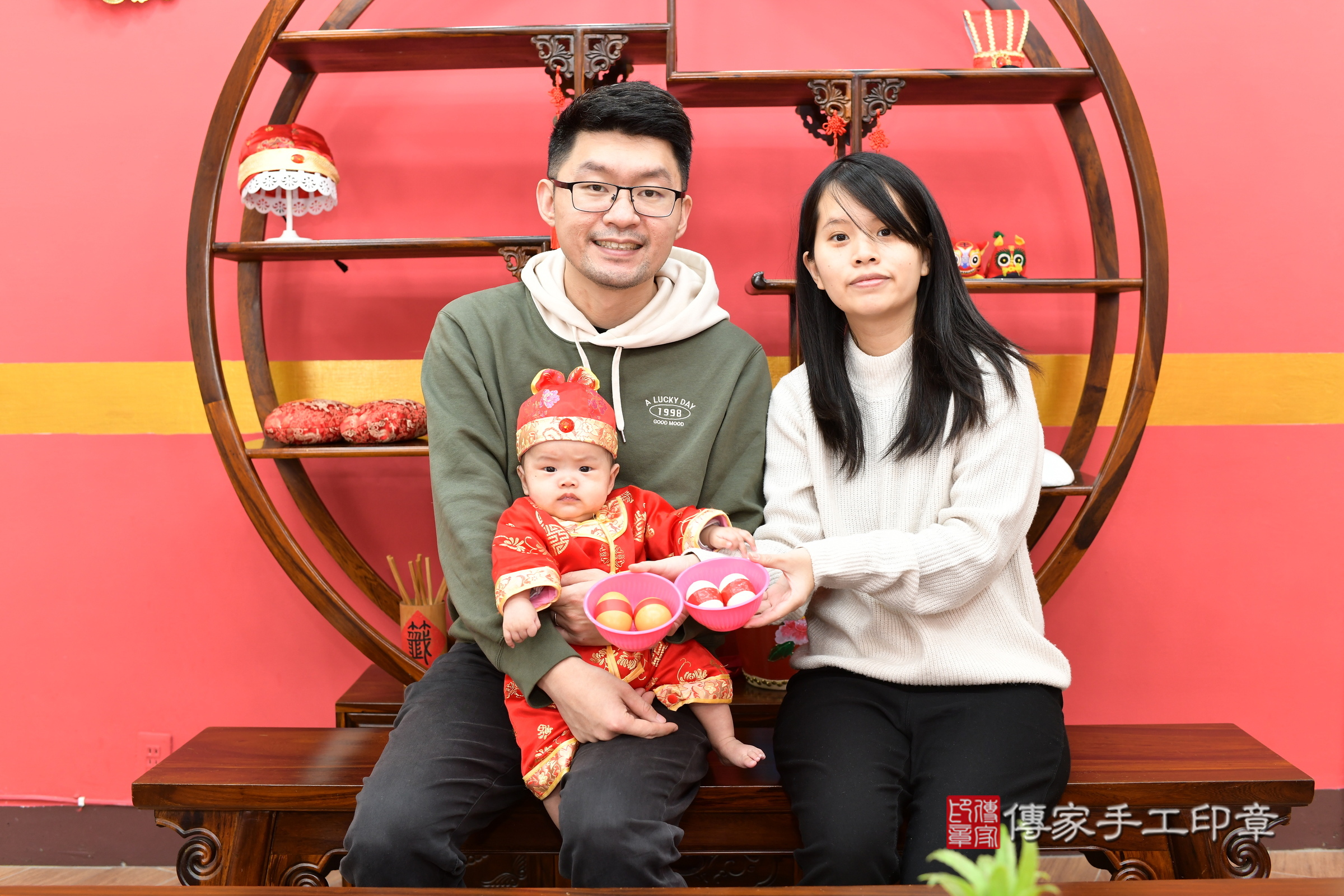 小駿寶寶(新北市永和區嬰兒寶寶滿月剃頭理髮、嬰兒剃胎毛儀式吉祥話)。中國風會場，爸媽寶貝穿「日中韓」古裝禮服。專業拍照、證書。★購買「臍帶章、肚臍章、胎毛筆刷印章」贈送：剃頭、收涎、抓周，三選一。2025.2.8，照片5