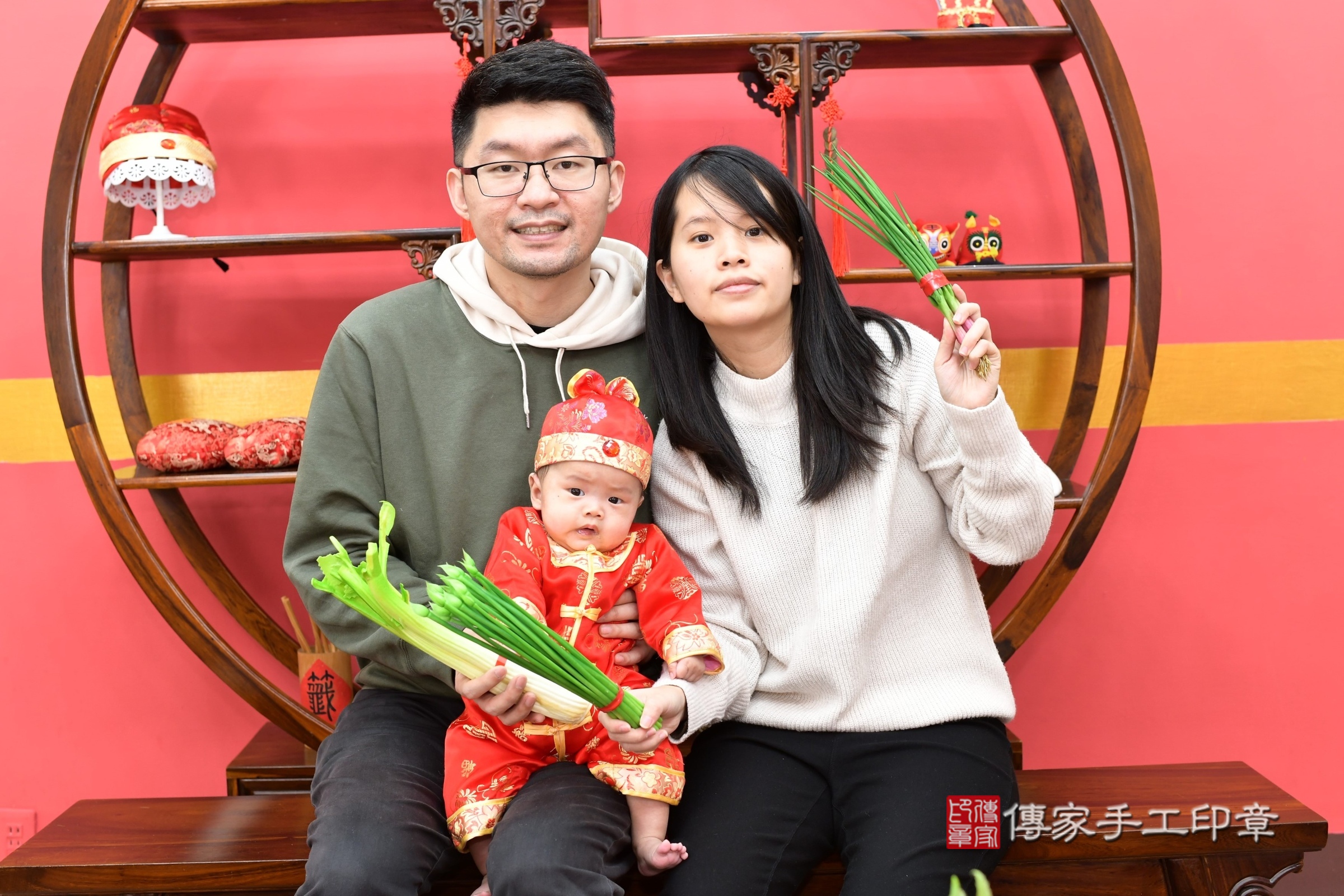 小駿寶寶(新北市永和區嬰兒寶寶滿月剃頭理髮、嬰兒剃胎毛儀式吉祥話)。中國風會場，爸媽寶貝穿「日中韓」古裝禮服。專業拍照、證書。★購買「臍帶章、肚臍章、胎毛筆刷印章」贈送：剃頭、收涎、抓周，三選一。2025.2.8，照片13