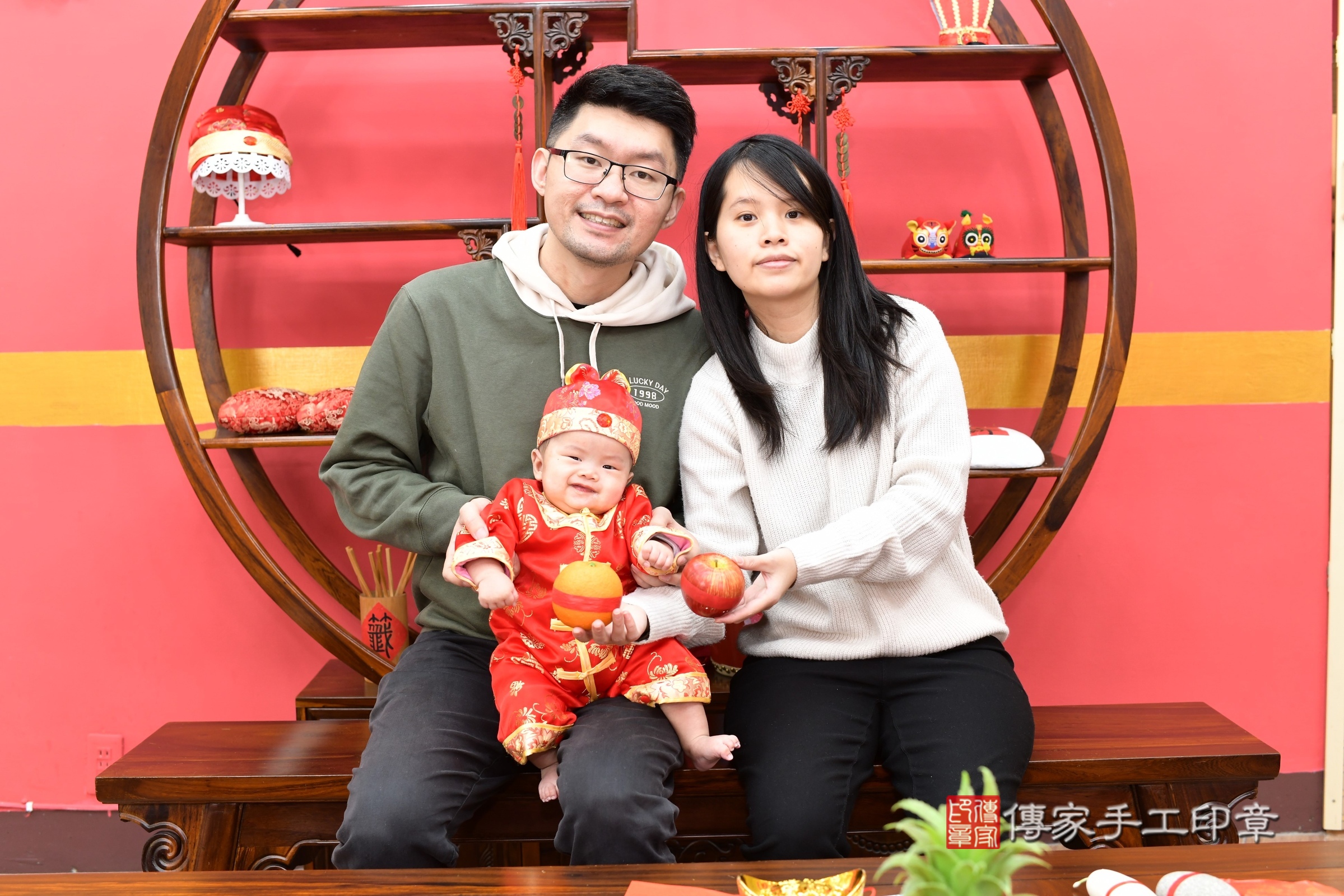小駿寶寶(新北市永和區嬰兒寶寶滿月剃頭理髮、嬰兒剃胎毛儀式吉祥話)。中國風會場，爸媽寶貝穿「日中韓」古裝禮服。專業拍照、證書。★購買「臍帶章、肚臍章、胎毛筆刷印章」贈送：剃頭、收涎、抓周，三選一。2025.2.8，照片11
