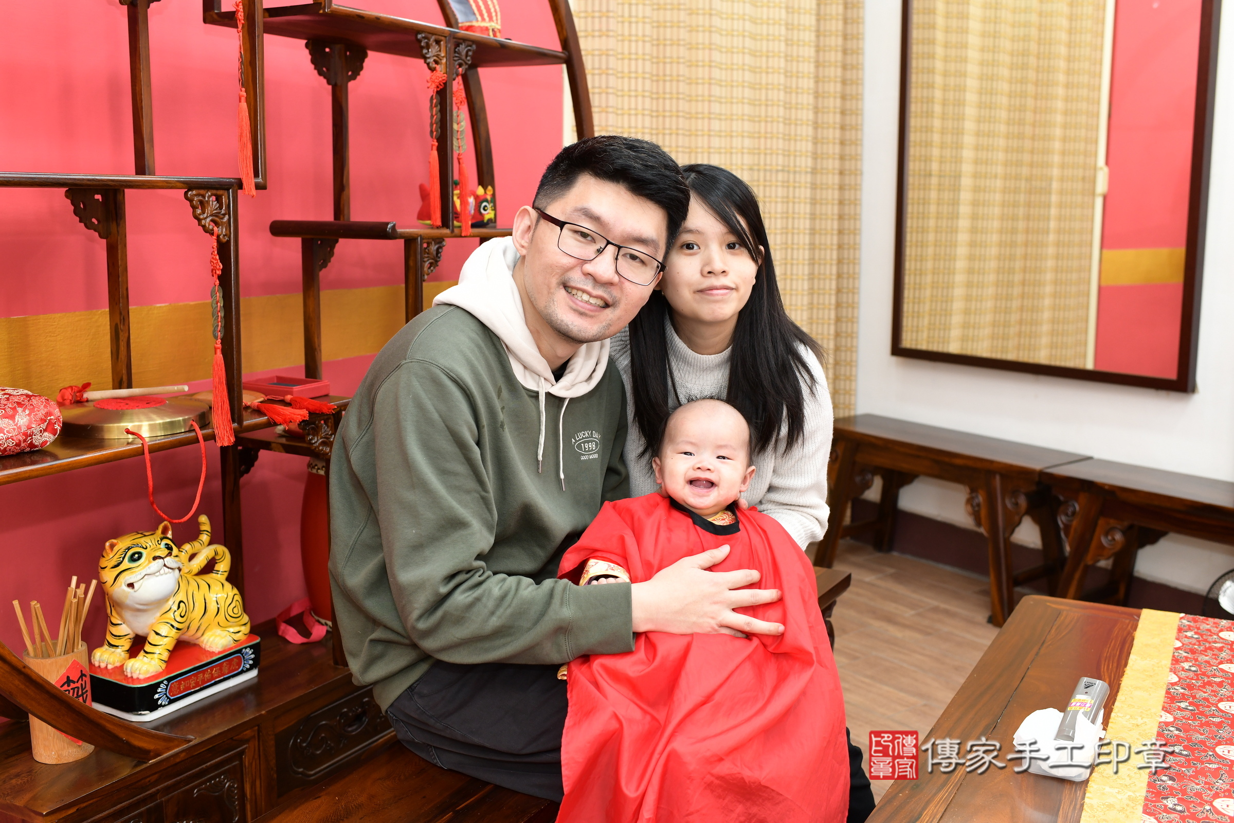 小駿寶寶(新北市永和區嬰兒寶寶滿月剃頭理髮、嬰兒剃胎毛儀式吉祥話)。中國風會場，爸媽寶貝穿「日中韓」古裝禮服。專業拍照、證書。★購買「臍帶章、肚臍章、胎毛筆刷印章」贈送：剃頭、收涎、抓周，三選一。2025.2.8，照片19