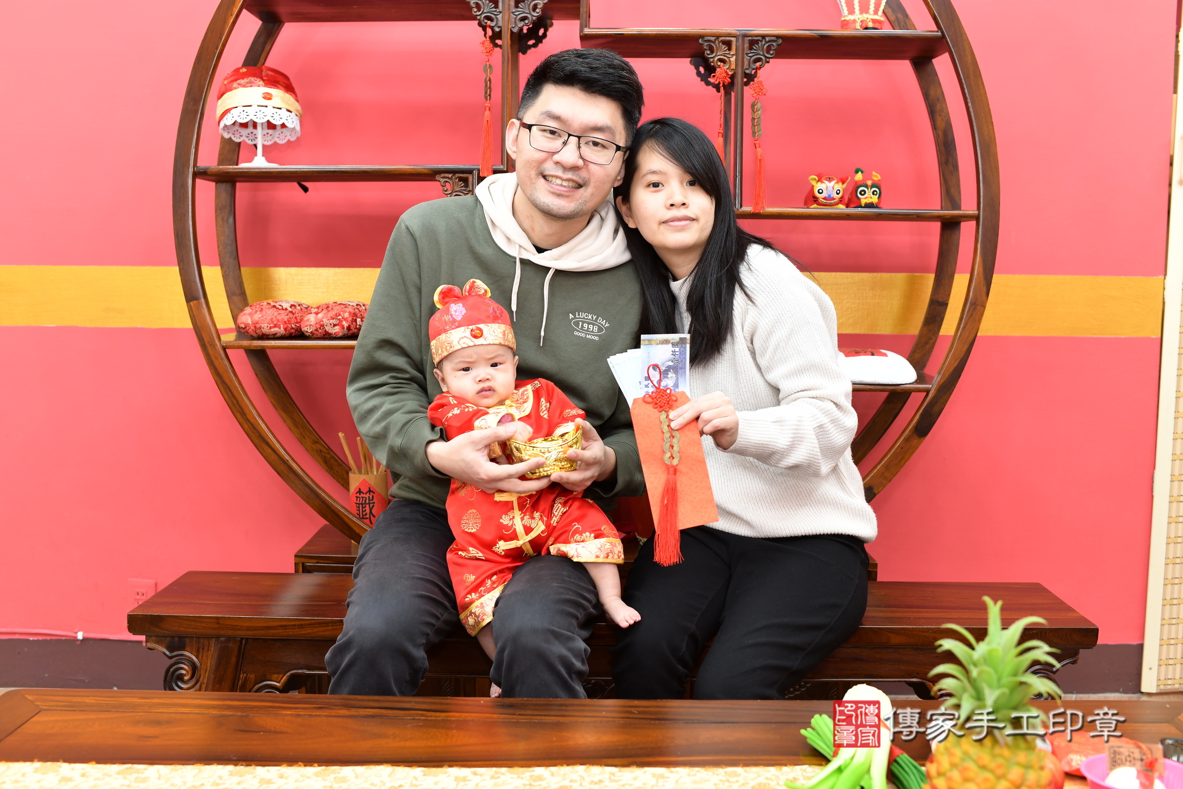 小駿寶寶(新北市永和區嬰兒寶寶滿月剃頭理髮、嬰兒剃胎毛儀式吉祥話)。中國風會場，爸媽寶貝穿「日中韓」古裝禮服。專業拍照、證書。★購買「臍帶章、肚臍章、胎毛筆刷印章」贈送：剃頭、收涎、抓周，三選一。2025.2.8，照片17