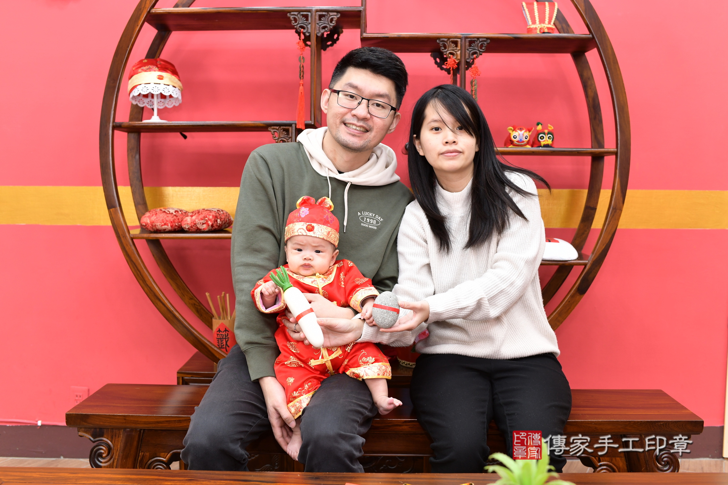 小駿寶寶(新北市永和區嬰兒寶寶滿月剃頭理髮、嬰兒剃胎毛儀式吉祥話)。中國風會場，爸媽寶貝穿「日中韓」古裝禮服。專業拍照、證書。★購買「臍帶章、肚臍章、胎毛筆刷印章」贈送：剃頭、收涎、抓周，三選一。2025.2.8，照片9