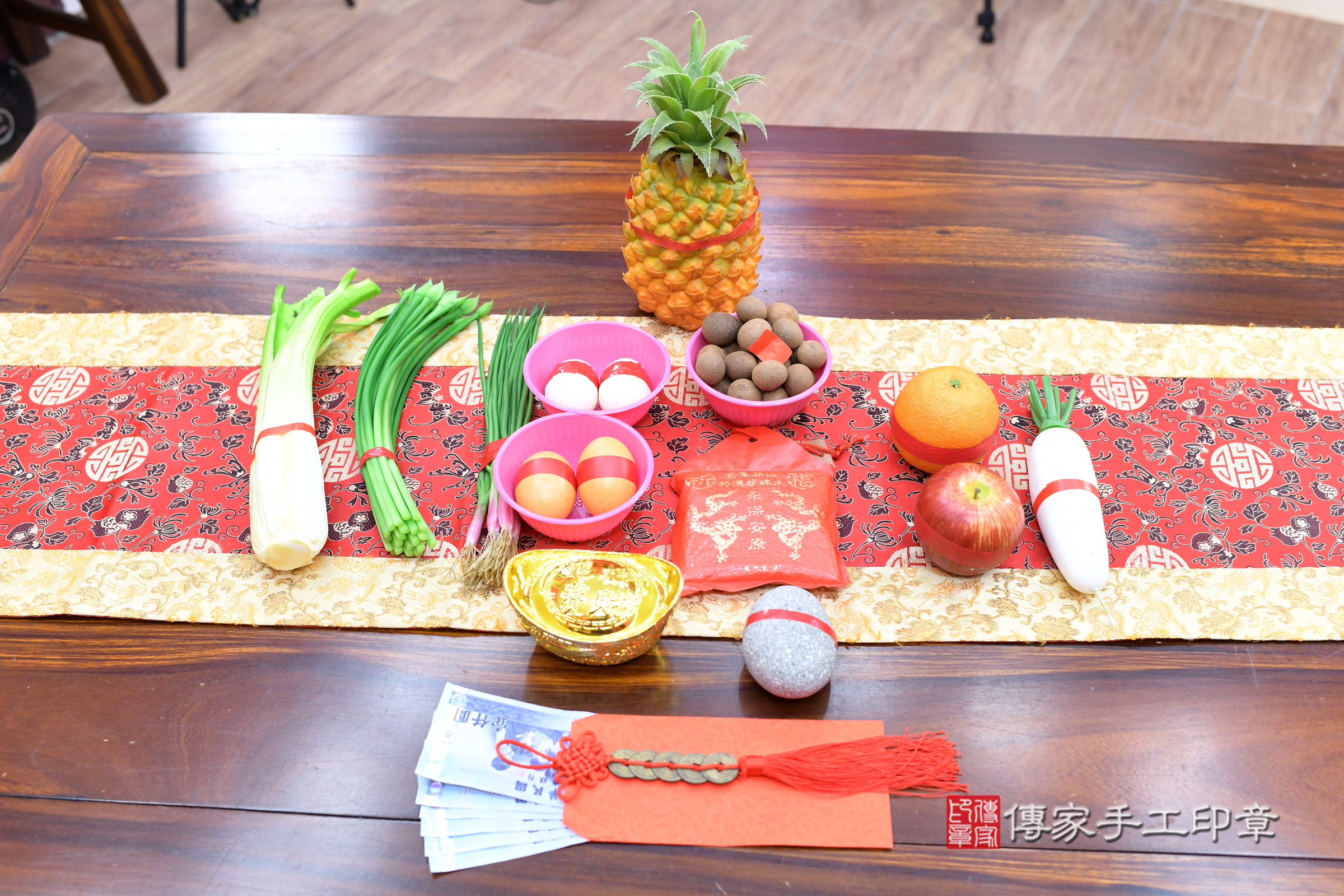 小駿寶寶(新北市永和區嬰兒寶寶滿月剃頭理髮、嬰兒剃胎毛儀式吉祥話)。中國風會場，爸媽寶貝穿「日中韓」古裝禮服。專業拍照、證書。★購買「臍帶章、肚臍章、胎毛筆刷印章」贈送：剃頭、收涎、抓周，三選一。2025.2.8，照片3