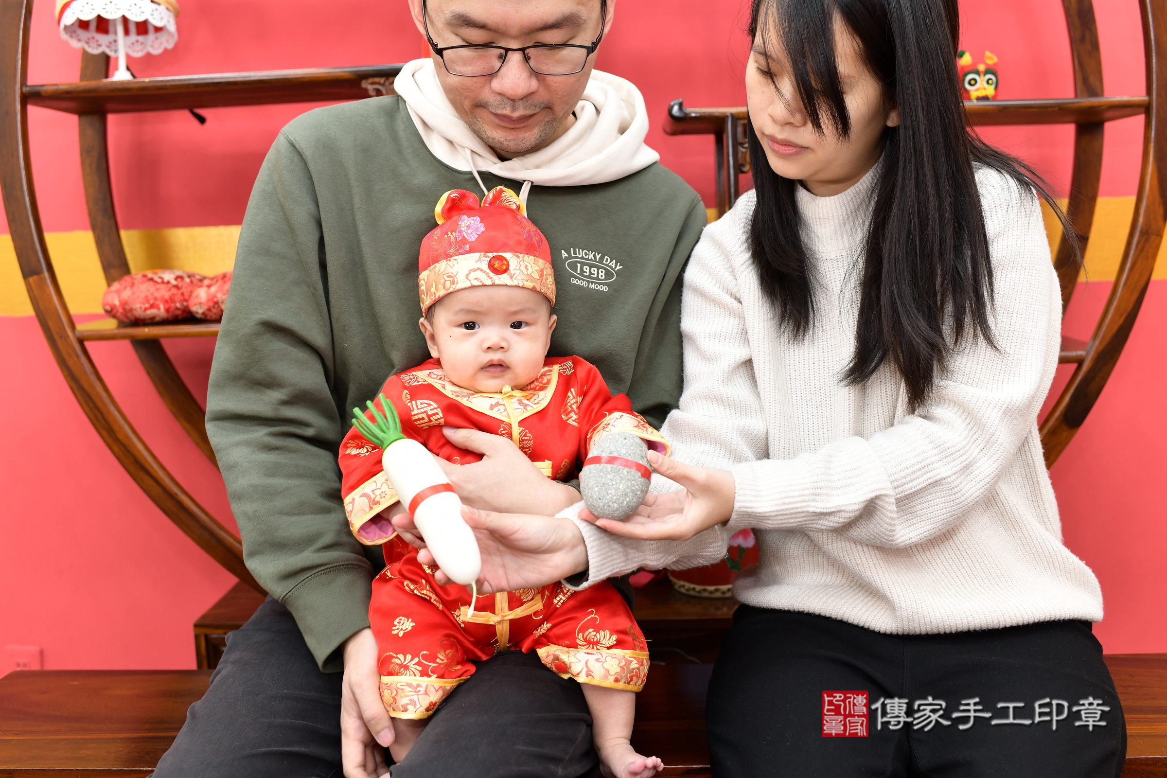 小駿寶寶(新北市永和區嬰兒寶寶滿月剃頭理髮、嬰兒剃胎毛儀式吉祥話)。中國風會場，爸媽寶貝穿「日中韓」古裝禮服。專業拍照、證書。★購買「臍帶章、肚臍章、胎毛筆刷印章」贈送：剃頭、收涎、抓周，三選一。2025.2.8，照片8