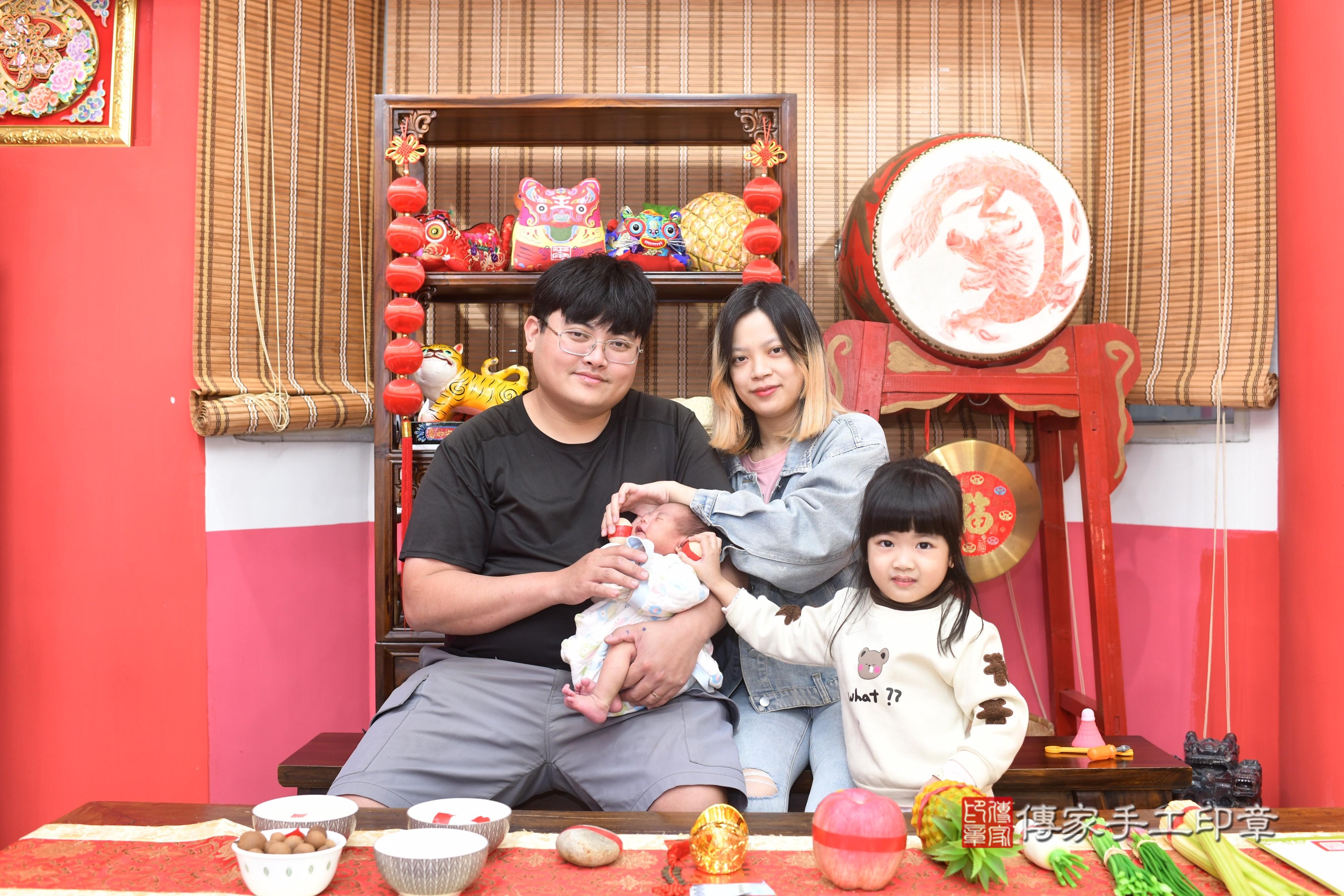 傳家手工印章高雄店、抓周、度脺、中國風會場、傳家嬰兒古禮、吉祥話、抓周道具物品24種、拍照。抓周證書。寶寶抓周、滿周歲、生日快樂、祝福