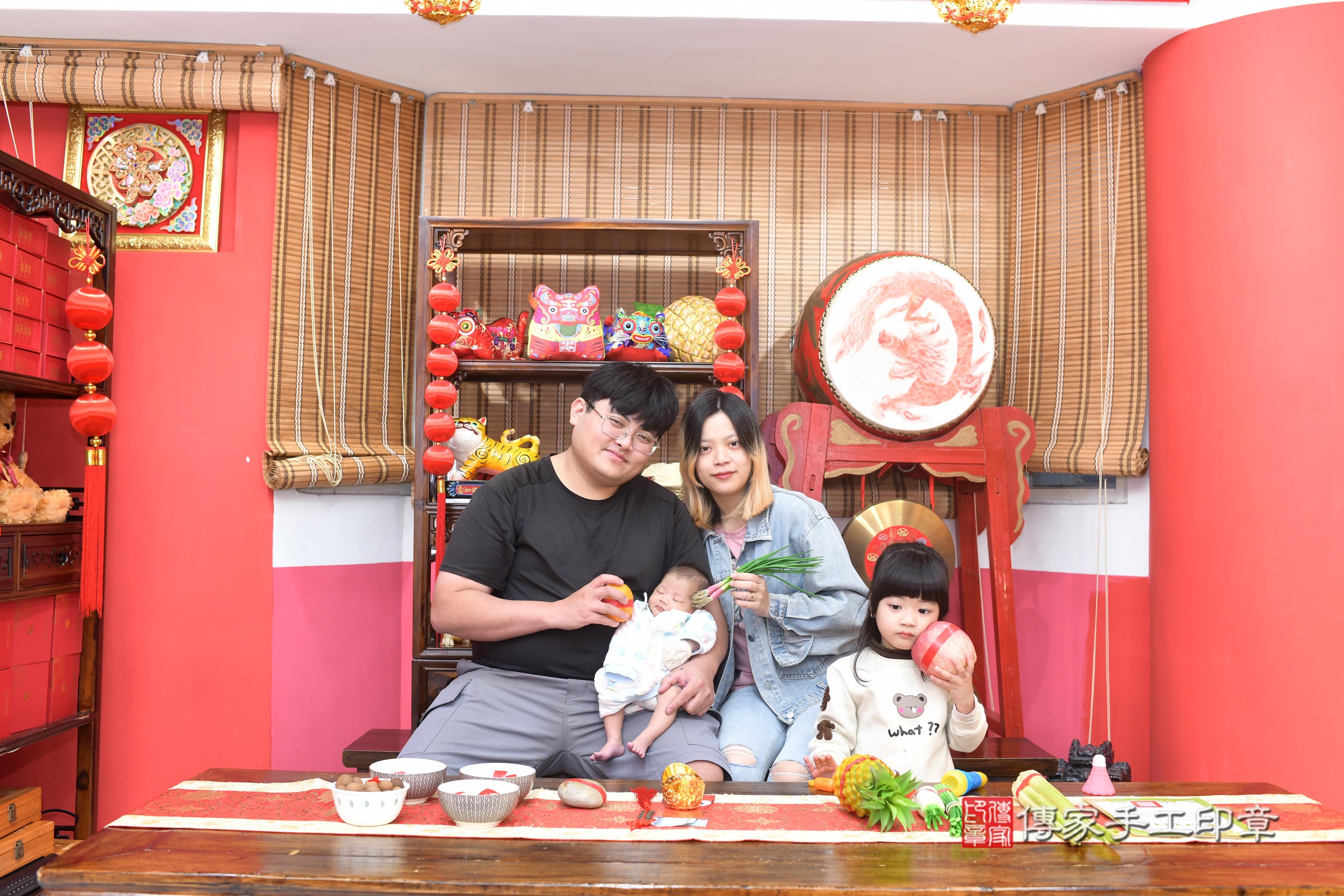 傳家手工印章高雄店、抓周、度脺、中國風會場、傳家嬰兒古禮、吉祥話、抓周道具物品24種、拍照。抓周證書。寶寶抓周、滿周歲、生日快樂、祝福