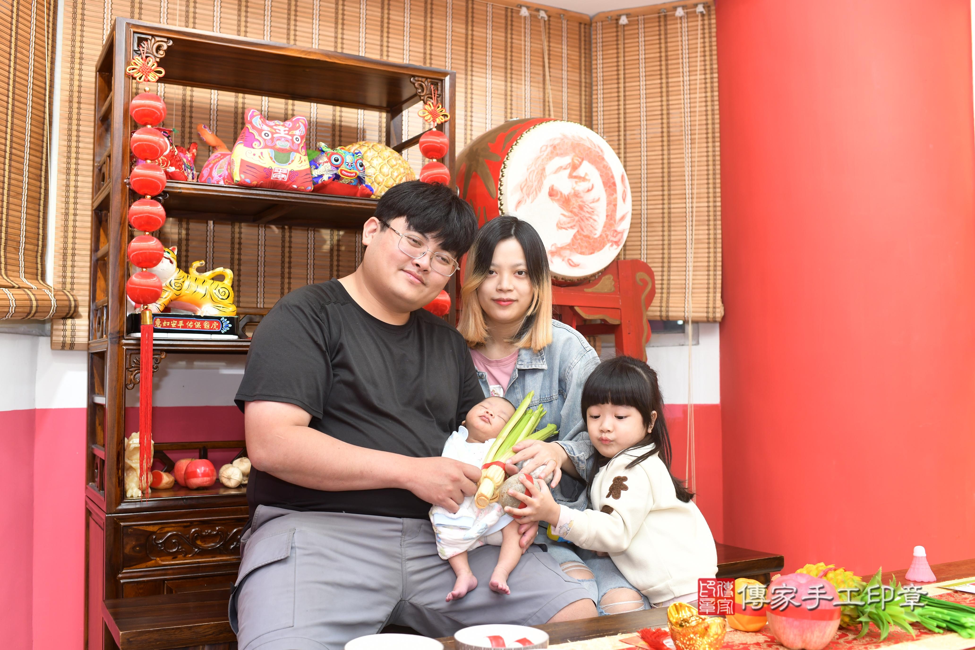 傳家手工印章高雄店、抓周、度脺、中國風會場、傳家嬰兒古禮、吉祥話、抓周道具物品24種、拍照。抓周證書。寶寶抓周、滿周歲、生日快樂、祝福