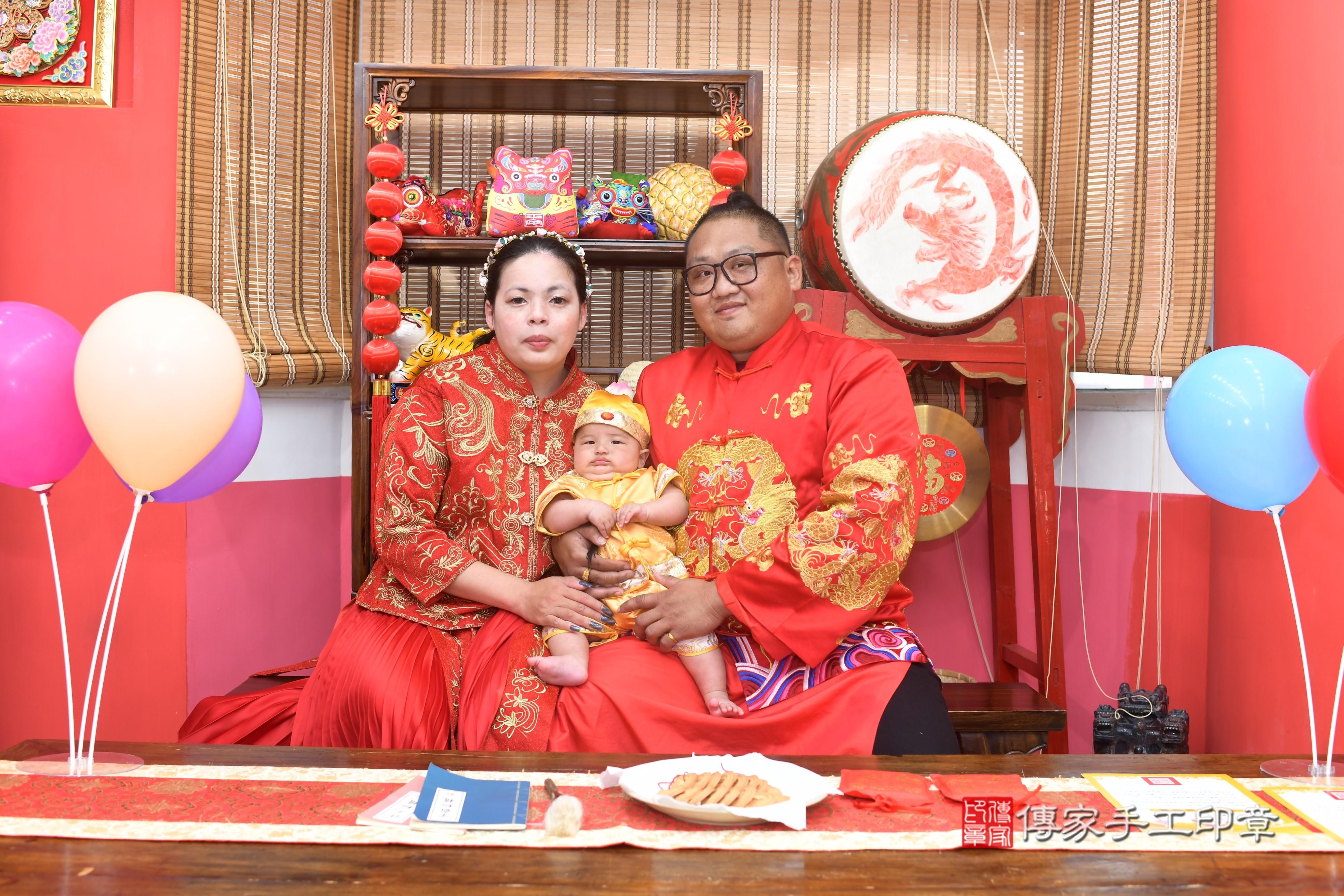 傳家手工印章高雄店、抓周、度脺、中國風會場、傳家嬰兒古禮、吉祥話、抓周道具物品24種、拍照。抓周證書。寶寶抓周、滿周歲、生日快樂、祝福