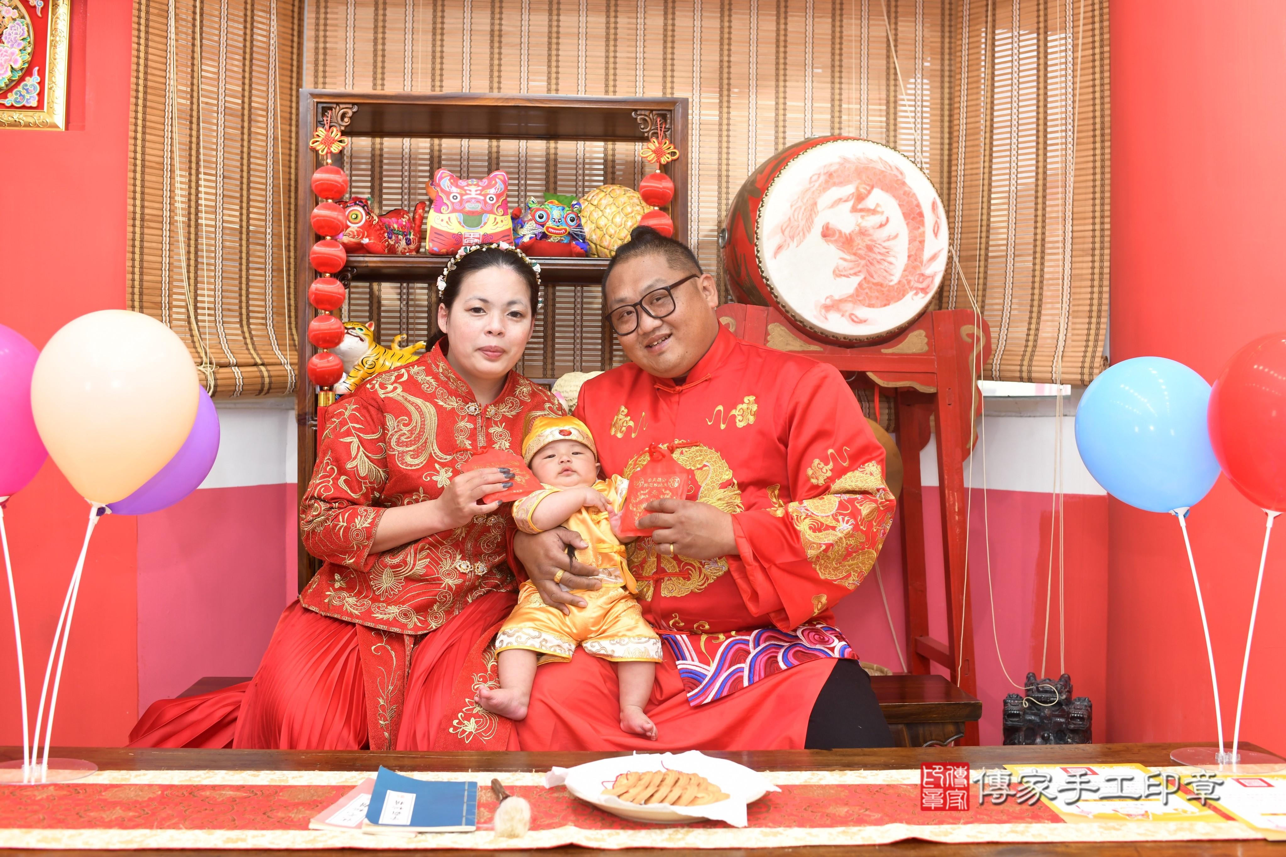 傳家手工印章高雄店、抓周、度脺、中國風會場、傳家嬰兒古禮、吉祥話、抓周道具物品24種、拍照。抓周證書。寶寶抓周、滿周歲、生日快樂、祝福