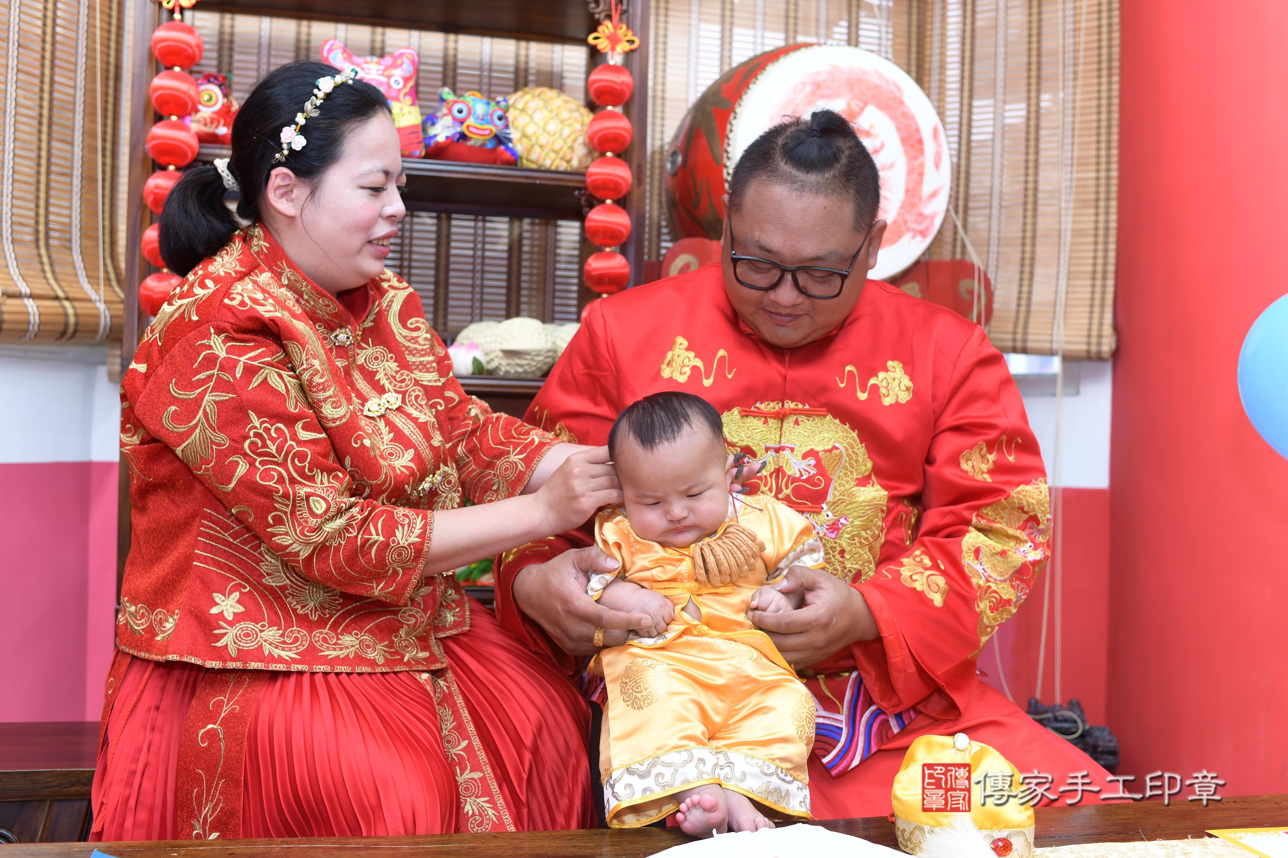 傳家手工印章高雄店、抓周、度脺、中國風會場、傳家嬰兒古禮、吉祥話、抓周道具物品24種、拍照。抓周證書。寶寶抓周、滿周歲、生日快樂、祝福