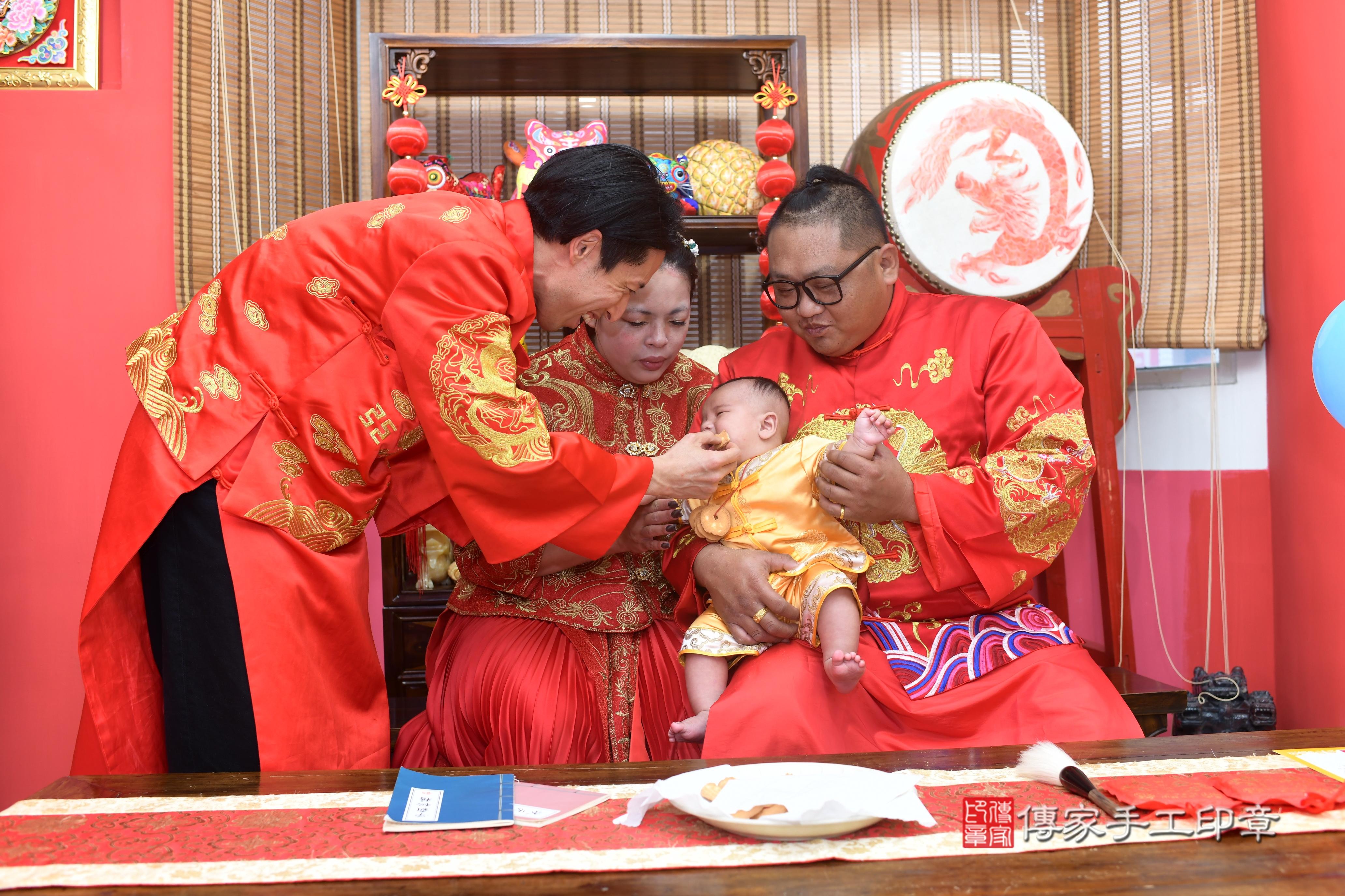 傳家手工印章高雄店、抓周、度脺、中國風會場、傳家嬰兒古禮、吉祥話、抓周道具物品24種、拍照。抓周證書。寶寶抓周、滿周歲、生日快樂、祝福