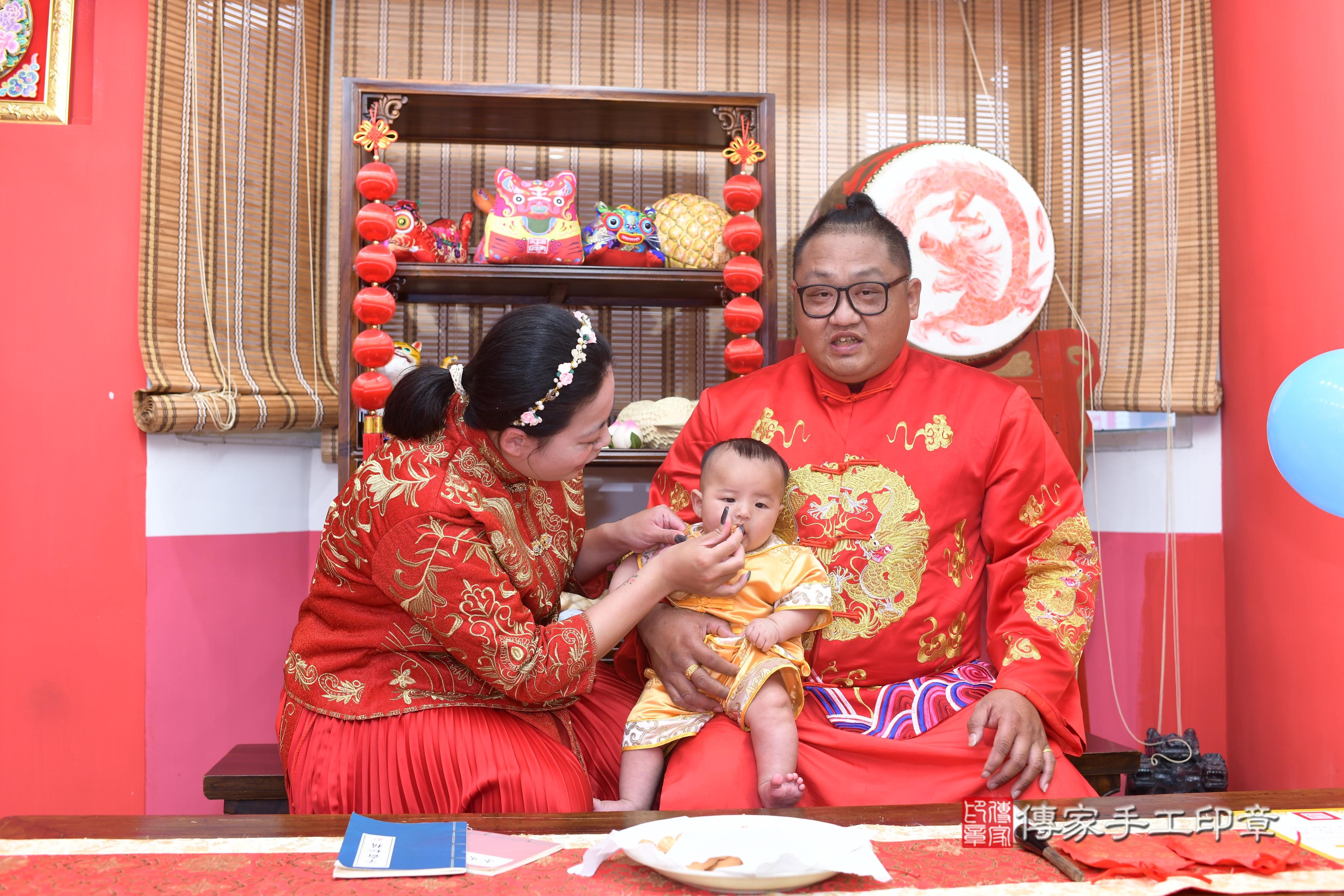 傳家手工印章高雄店、抓周、度脺、中國風會場、傳家嬰兒古禮、吉祥話、抓周道具物品24種、拍照。抓周證書。寶寶抓周、滿周歲、生日快樂、祝福