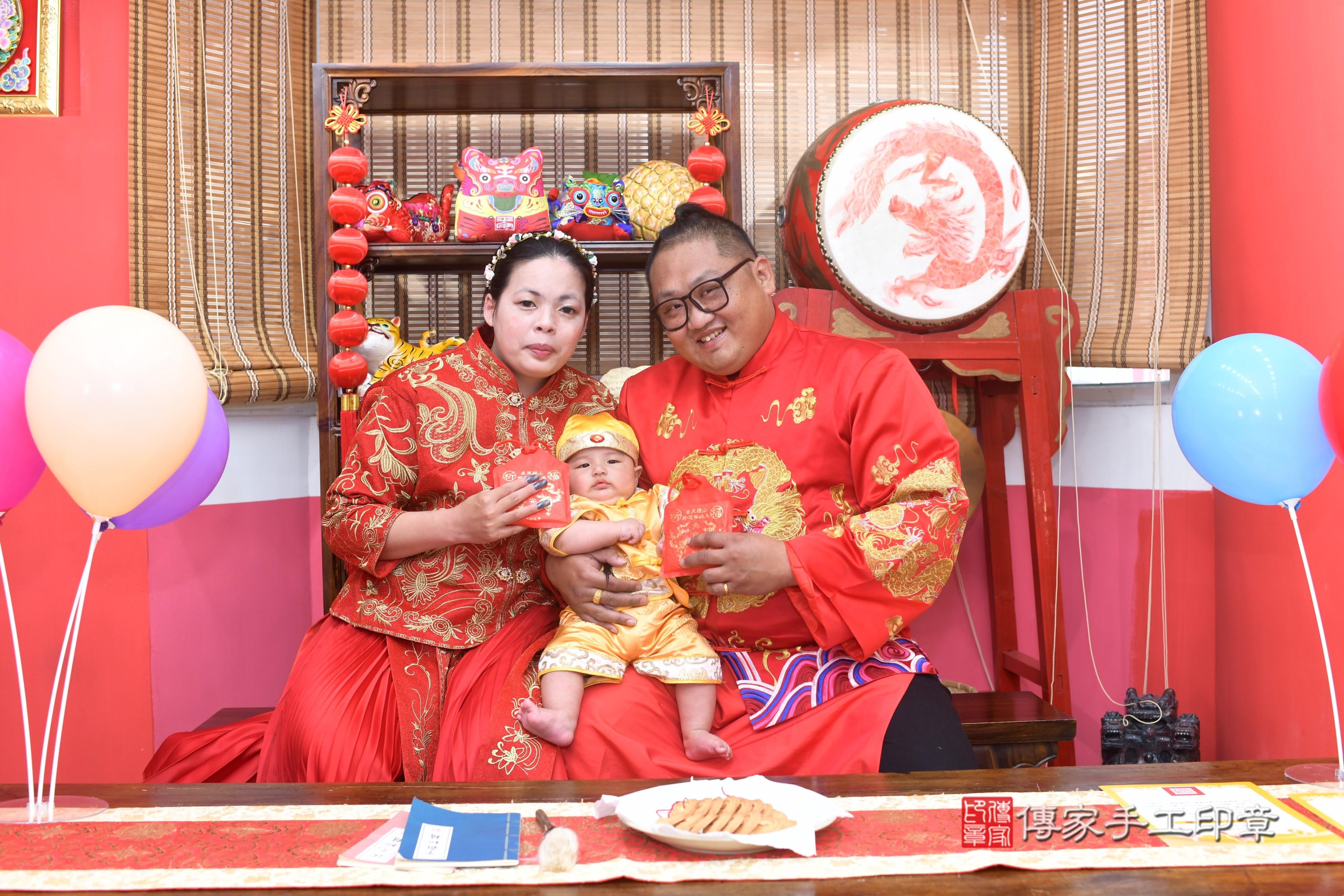 傳家手工印章高雄店、抓周、度脺、中國風會場、傳家嬰兒古禮、吉祥話、抓周道具物品24種、拍照。抓周證書。寶寶抓周、滿周歲、生日快樂、祝福
