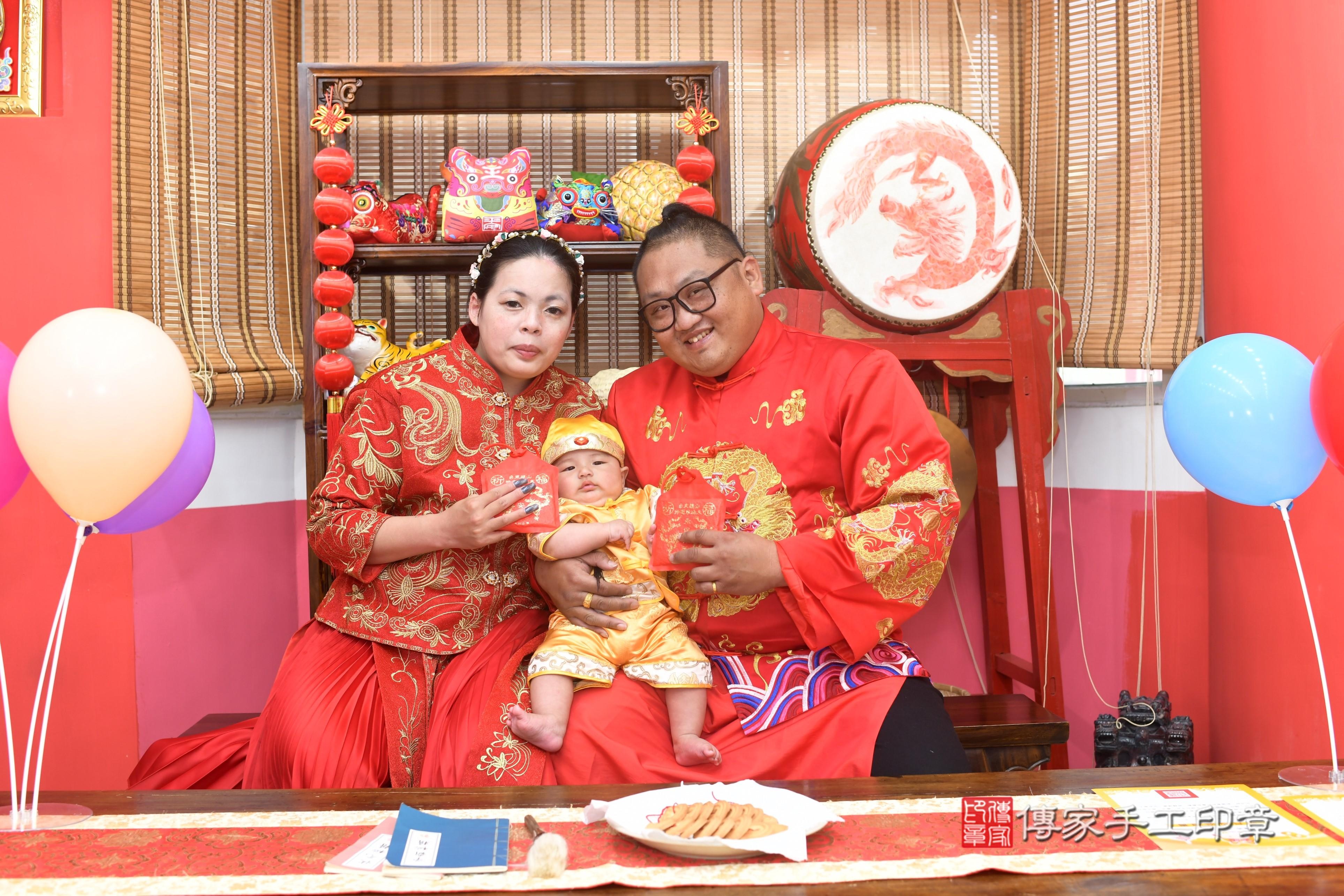 傳家手工印章高雄店、抓周、度脺、中國風會場、傳家嬰兒古禮、吉祥話、抓周道具物品24種、拍照。抓周證書。寶寶抓周、滿周歲、生日快樂、祝福